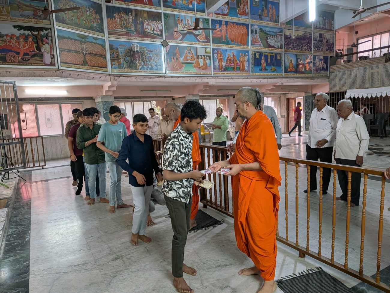 કુમકુમ મંદિર ખાતે બોર્ડના વિદ્યાર્થીઓને આશીર્વાદ પત્ર અને પેન અર્પણ કરવામાં આવી.