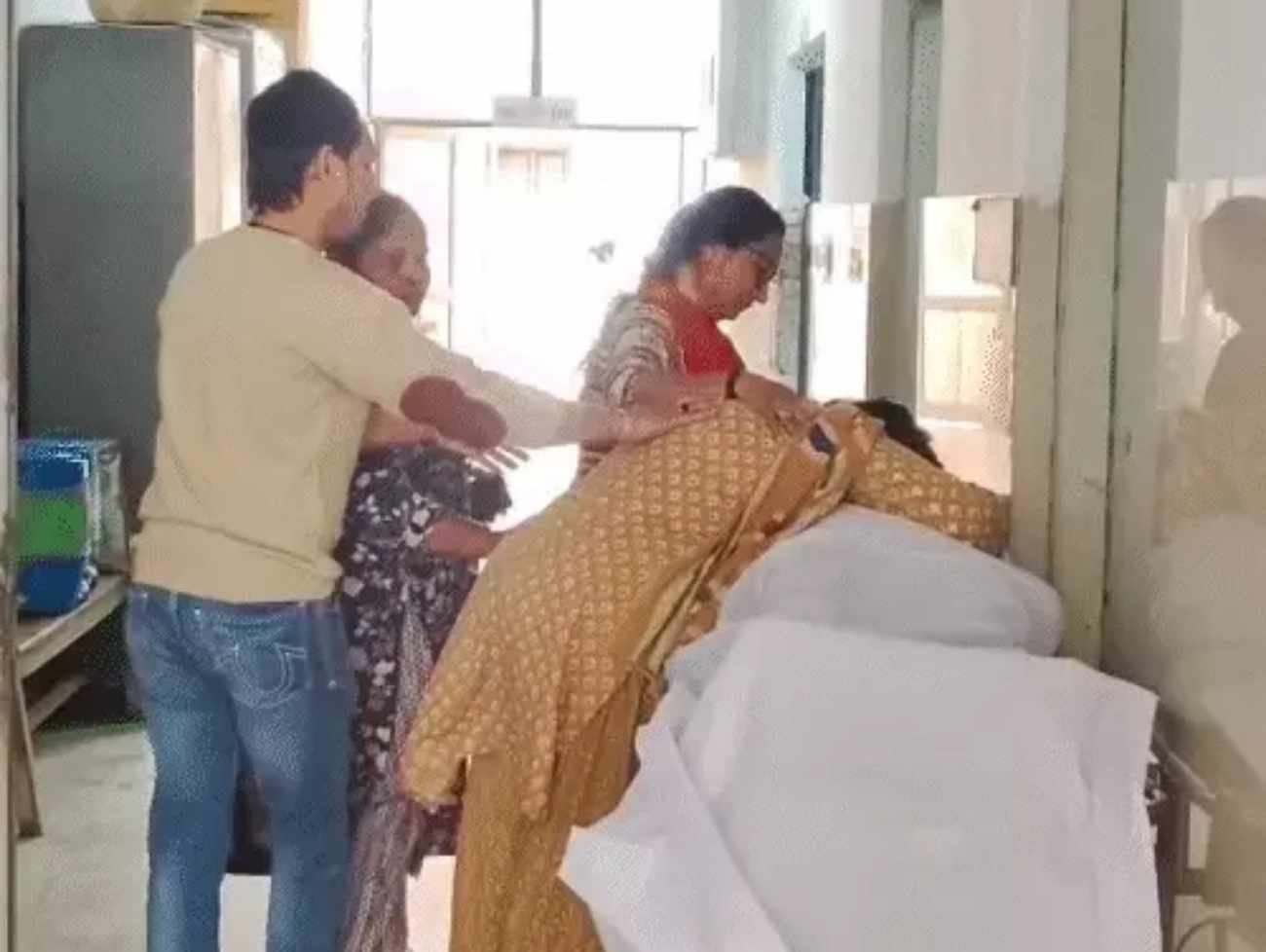 નકલી પોલીસે રોક્યા, ડરથી આવ્યો હાર્ટ એટેક:'3 મહિનાથી ગાડી ફેરવો છો, હપ્તા ભરતા નથી';