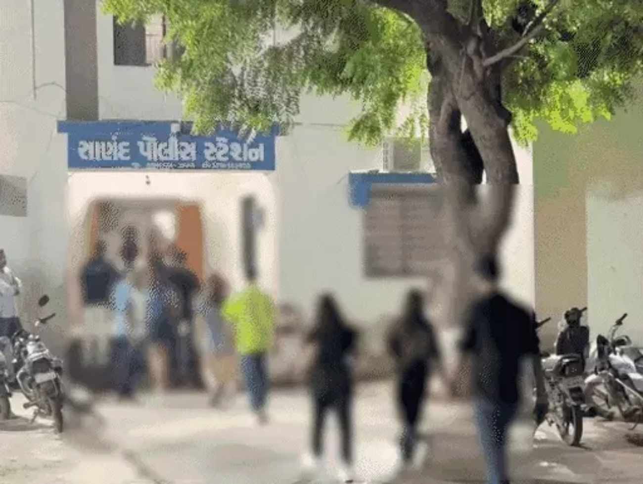 અમદાવાદમાં હાઇપ્રોફાઇલ દારૂની મહેફિલ પર પોલીસની રેડ:81 યુવક-યુવતીઓની અટકાયત, મેડિકલ ટેસ્ટ ચાલુ