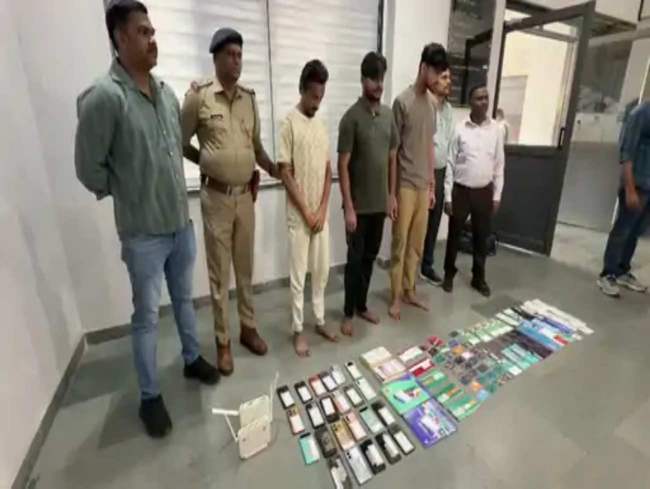 રામાયણ'માં 88 ATM સંતાડ્યા, 11 કરોડના વ્યવહારનો ખુલાસો