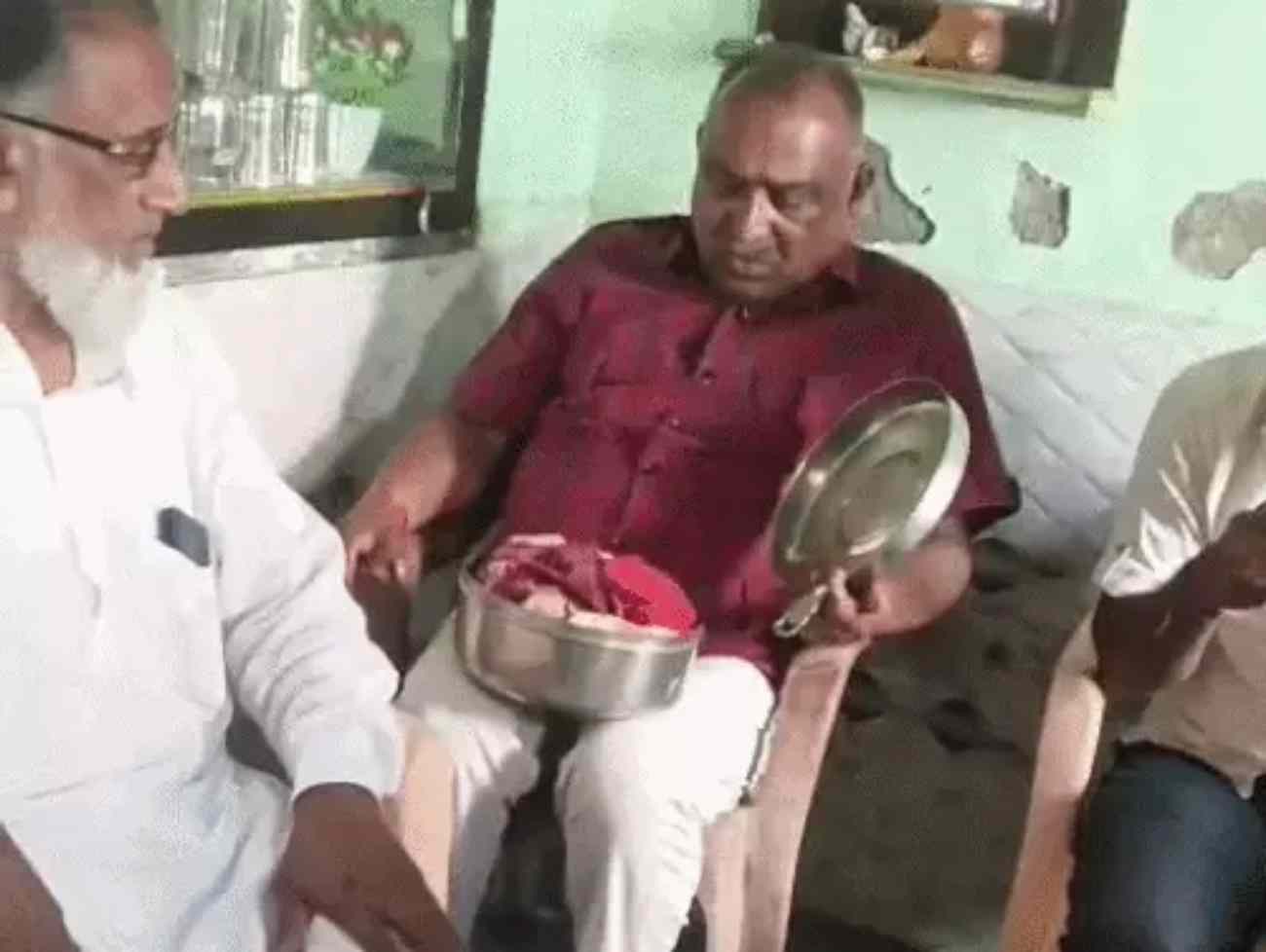 ઘઉં દળવા માટે ખોલ્યો કોથળો, 15 લાખના દાગીના નીકળ્યા:ખેડૂત પાસેથી અનાજ ખરીદેલું,