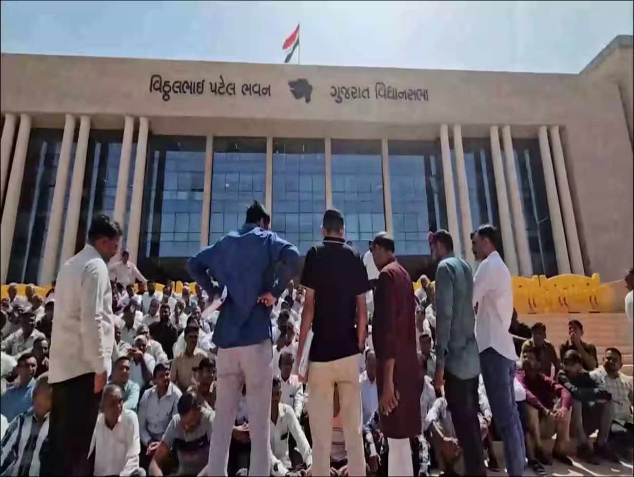 વિધાનસભાના પગથિયે રાજકીય વેરઝેર ભૂલાયું! કાર્યકર્તાએ પણ મજાકમજાકમાં પૂછી લીધું, ‘AAPમાં વયા આવો’