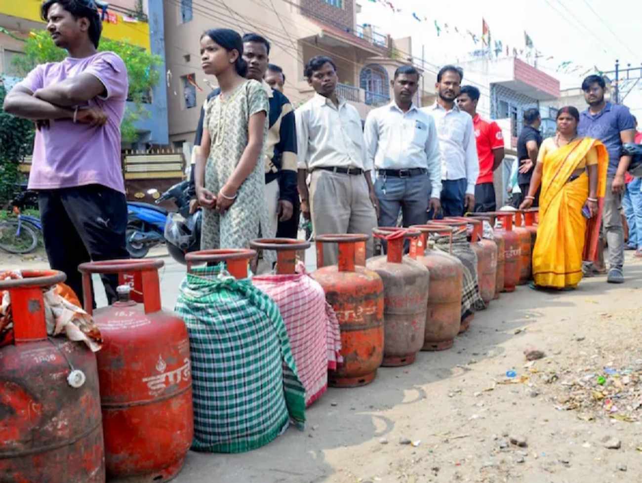 LPG સંકટ વચ્ચે કેન્દ્રની ખાસ અપીલ: ઓઇલ-ગેસનો પૂરતો સ્ટોક, કાળાબજારીયા સામે થશે કડક કાર્યવાહી