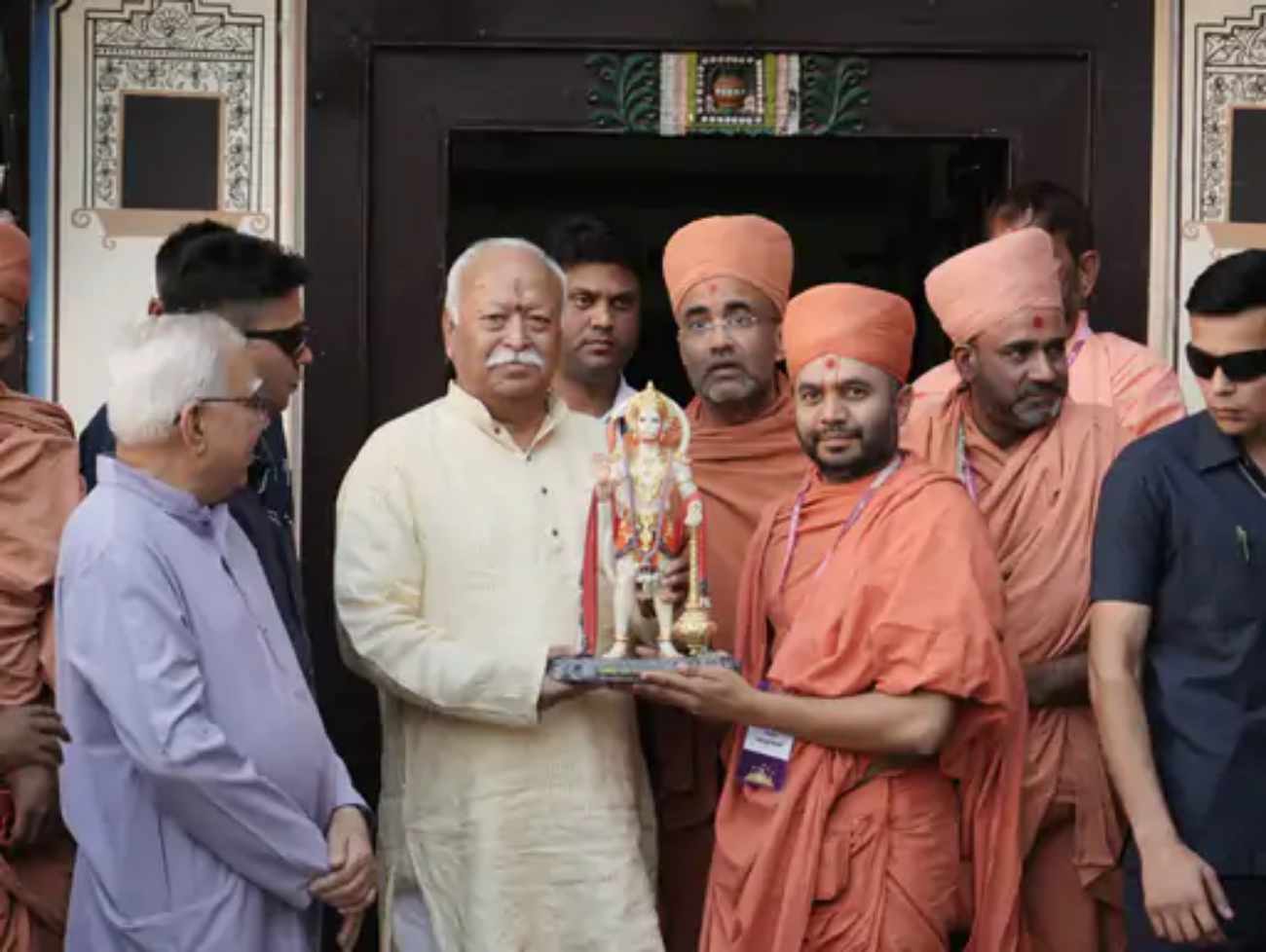 આર.એસ.એસ. વડા મોહન ભાગવત ગુજરાત પ્રવાસે:વડતાલ મંદિરમાં સંતો સાથે બેઠક યોજી,