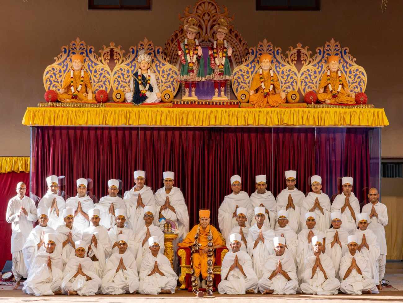 BAPSના વડા મહંત સ્વામી મહારાજના હસ્તે ૨૯ ઉચ્ચ શિક્ષિત નવયુવાનોએ ગ્રહણ કરી પાર્ષદી દીક્ષા