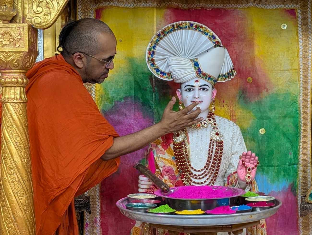 કુમકુમ મંદિર દ્વારા ફૂલદોલોત્સવ ઉજવાયો. કેશુંડાના જળથી શ્રી સ્વામિનારાયણ ભગવાન ઉપર છંટકાવ કરવામાં આવ્યો.