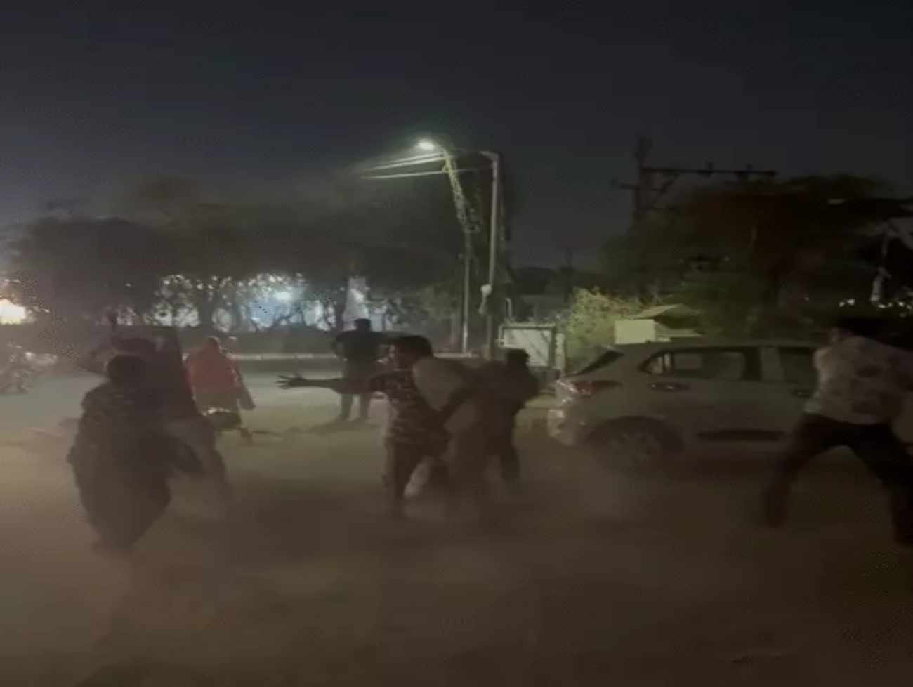 મહિલા બુમો પાડતી રહી ને લુખ્ખાઓ ઘેરીને મારતા રહ્યા,અમદાવાદના નોબલનગરની ધ્રુજારી કંપાવે એવી ઘટના