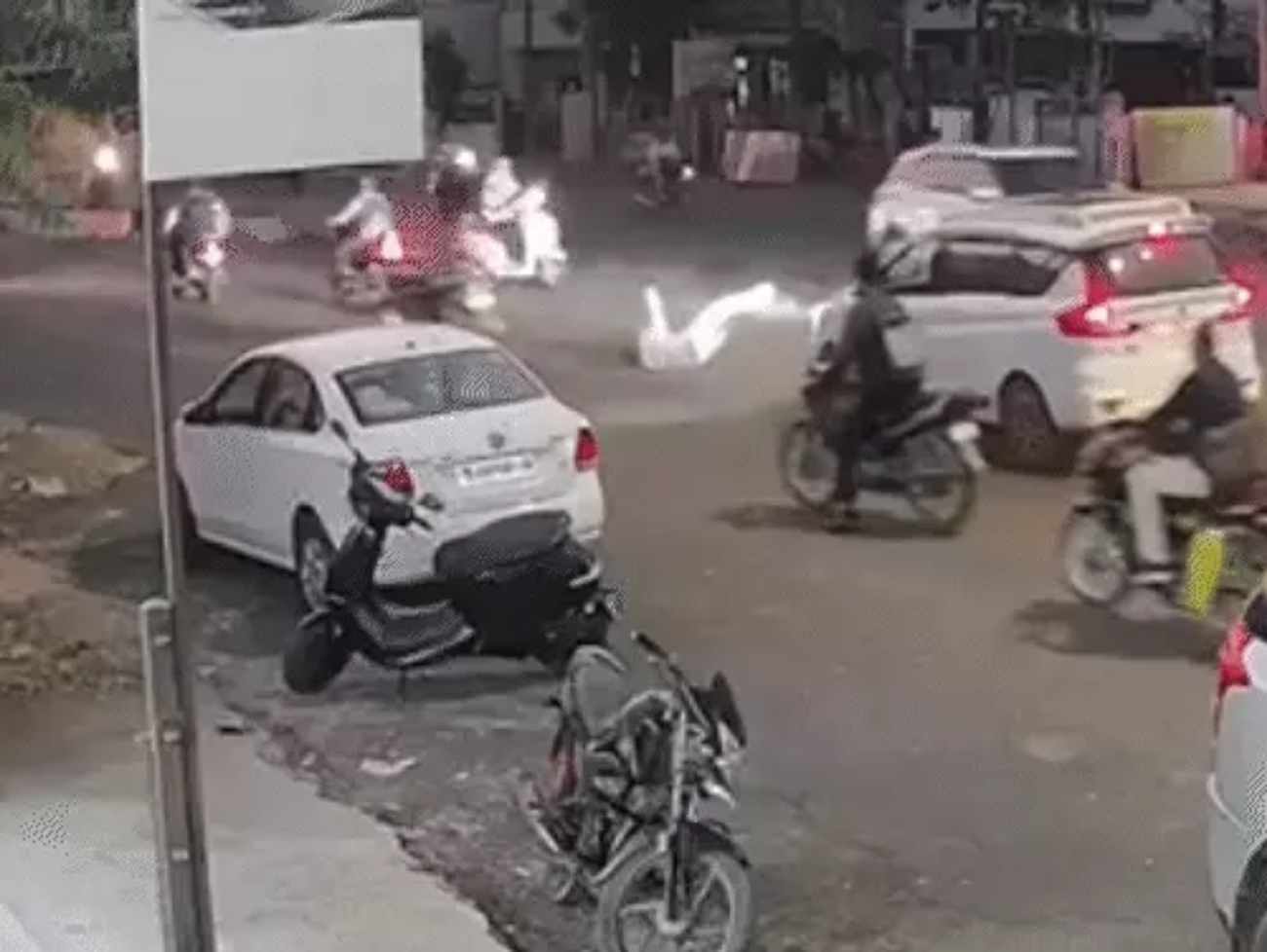 બેફામ કારચાલકે સ્પીડમાં બમ્પ કુદાવી બાઈકચાલકને ઉડાવ્યો,યુવક 20 ફૂટ દૂર જઈ પટકાયો