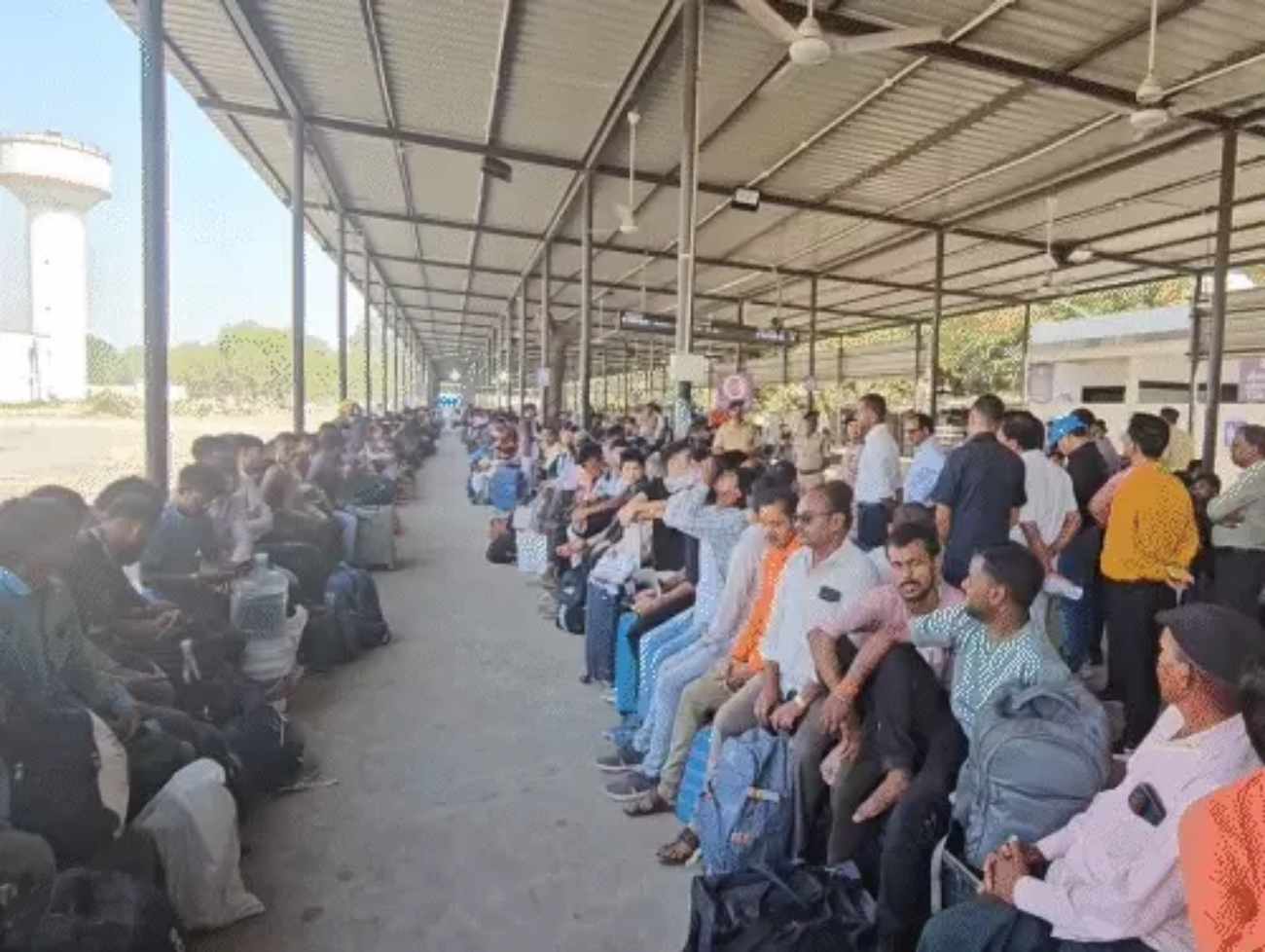 સુરતના ઉધના રેલવે સ્ટેશન પર માનવ મહેરામણ ઉભરાયું18,000થી વધુ પરપ્રાંતીયો 5 સ્પેશિયલ ટ્રેનમાં વતન રવાના