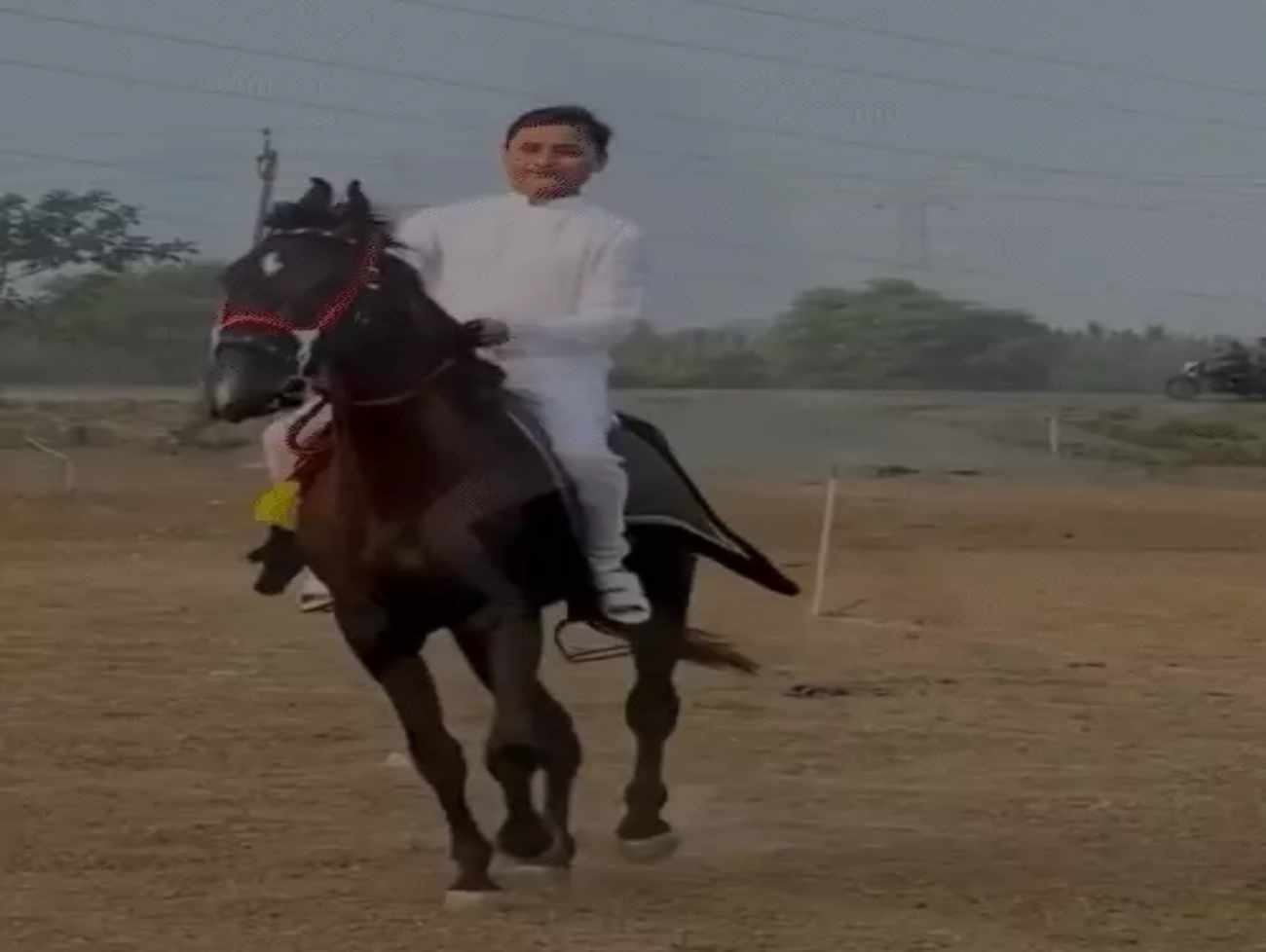 હેર સલૂન ચલાવનાર બન્યો ફેમસ યોગ ગુરૂ:ધો. 12 પાસ પ્રદીપ કેન્સર-હાર્ટ બ્લોકેજ બીમારી દૂર કરતો