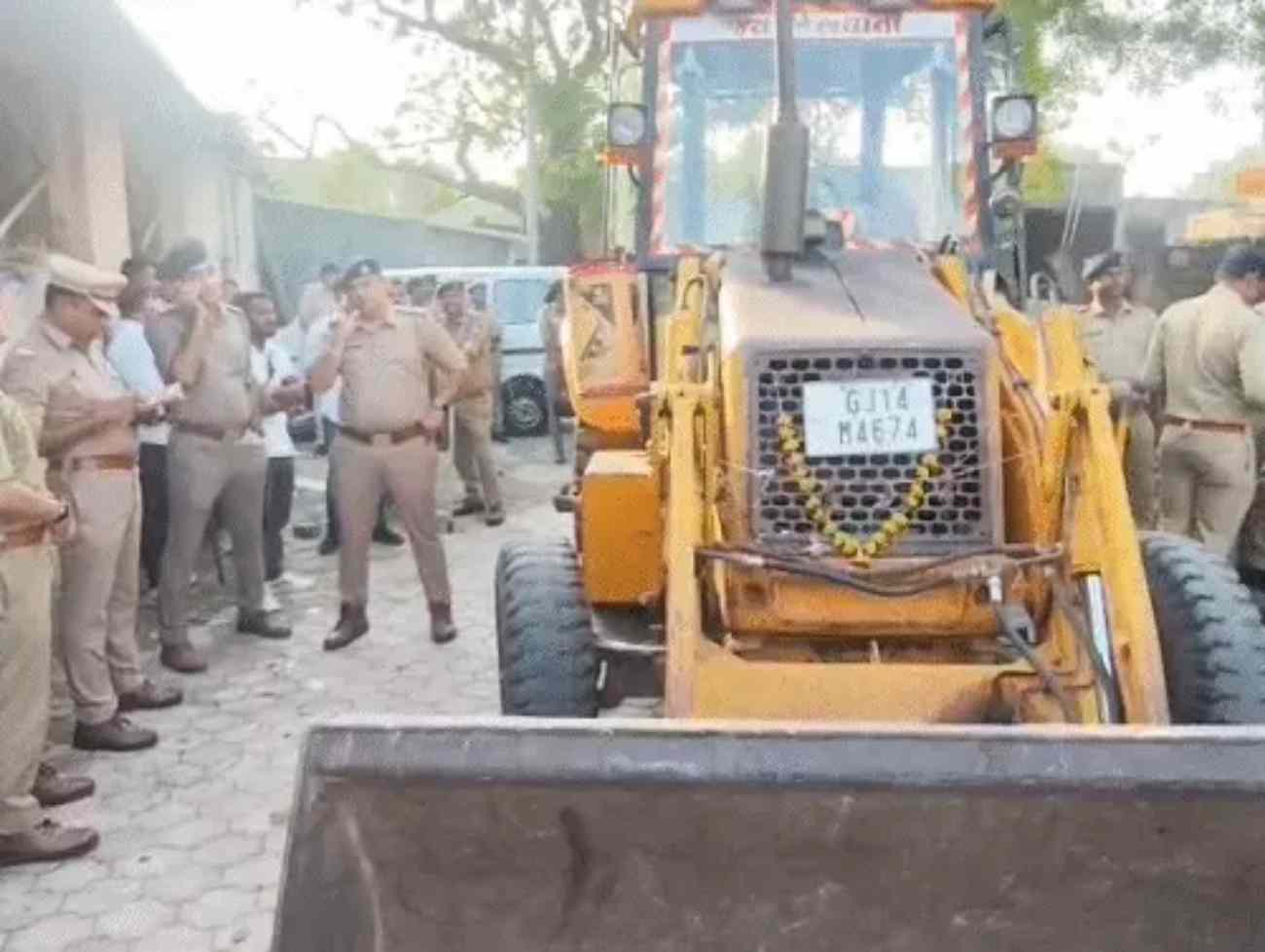 ભાવનગરમાં ગુનેગારોના ઘરોનું ડિમોલિશન:નજર સામે ઘર તૂટતા મહિલાઓ રડી પડી