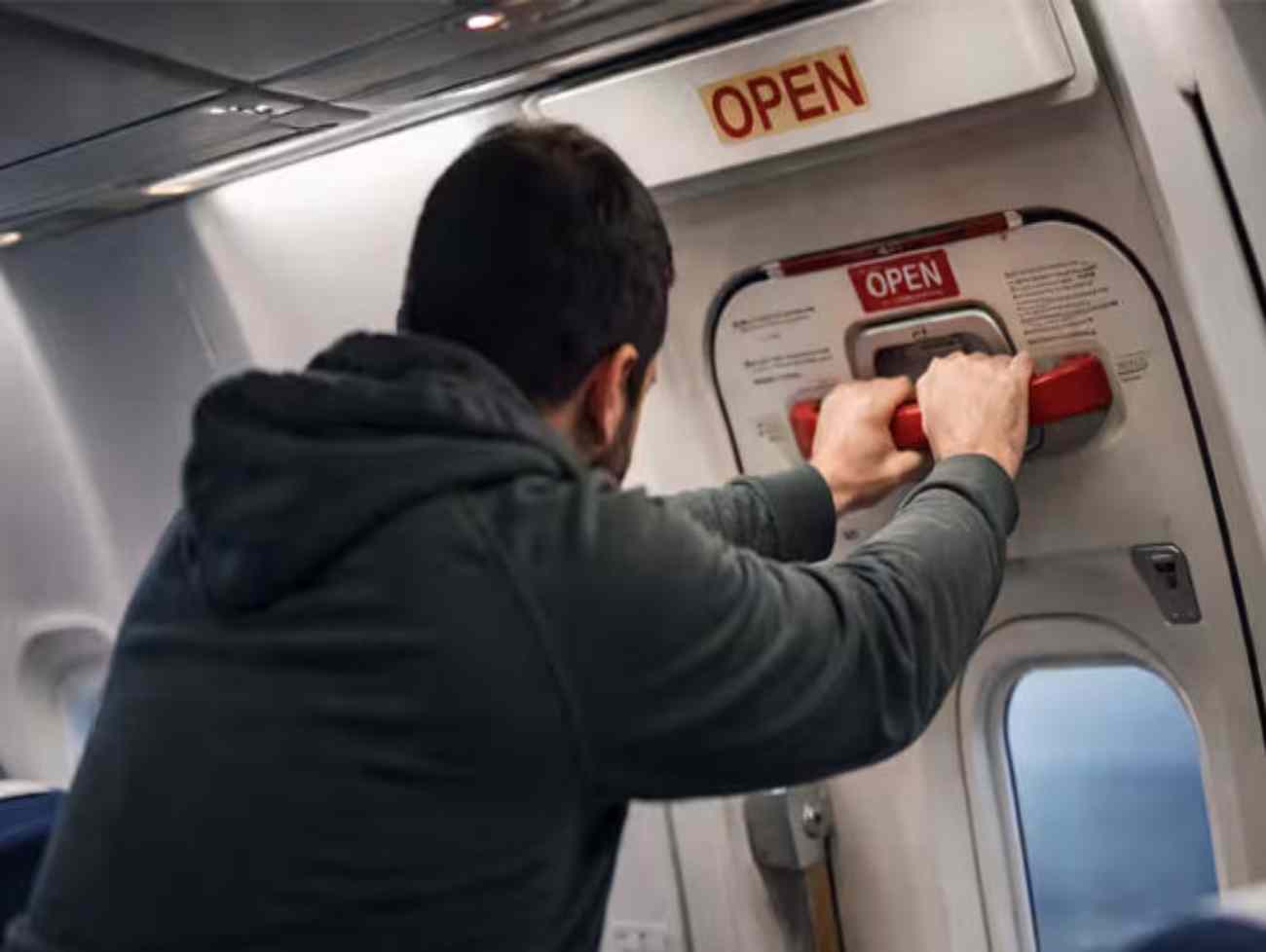 ચાલુ ફ્લાઇટે દરવાજો ખોલવા પ્રયાસ ભૂતે આવુ કરાવ્યાનો આરોપીનો દાવો