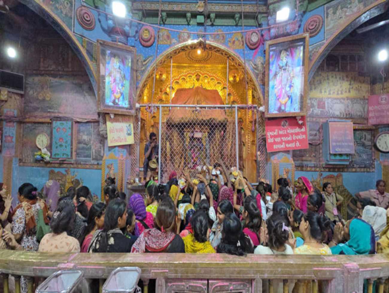 ડાકોરમાં ભક્તિનો મહાસાગર : નવરંગ શણગારમાં શોભ્યા ઠાકોરજી