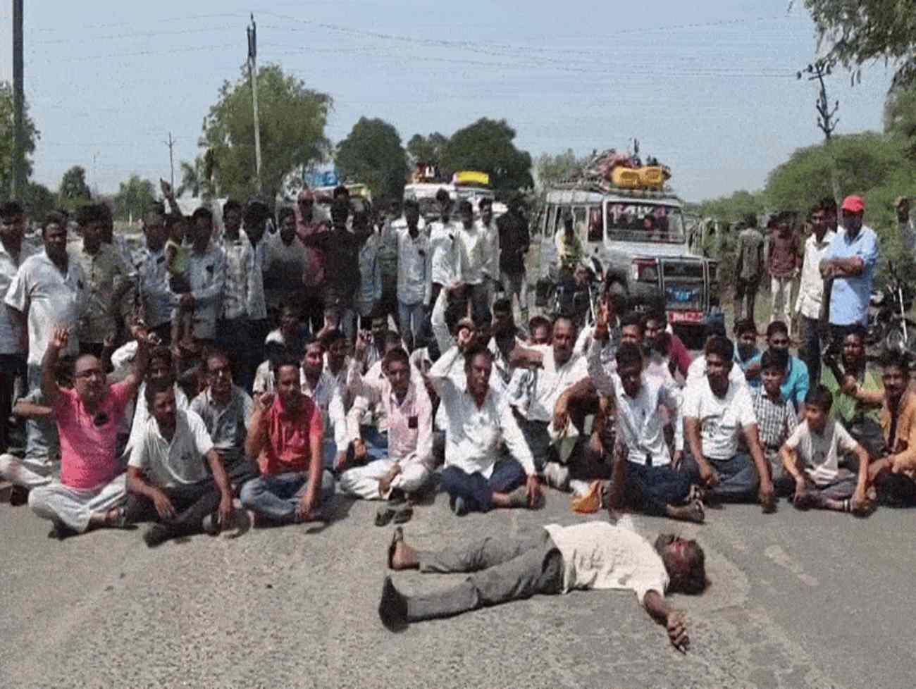 છોટા ઉદેપુર: બોડેલી-કવાંટ રોડ પર 20 ગામના લોકોનો ચક્કાજામ, તંત્રને જગાડવા કલાકો સુધી રામધૂન બોલાવી