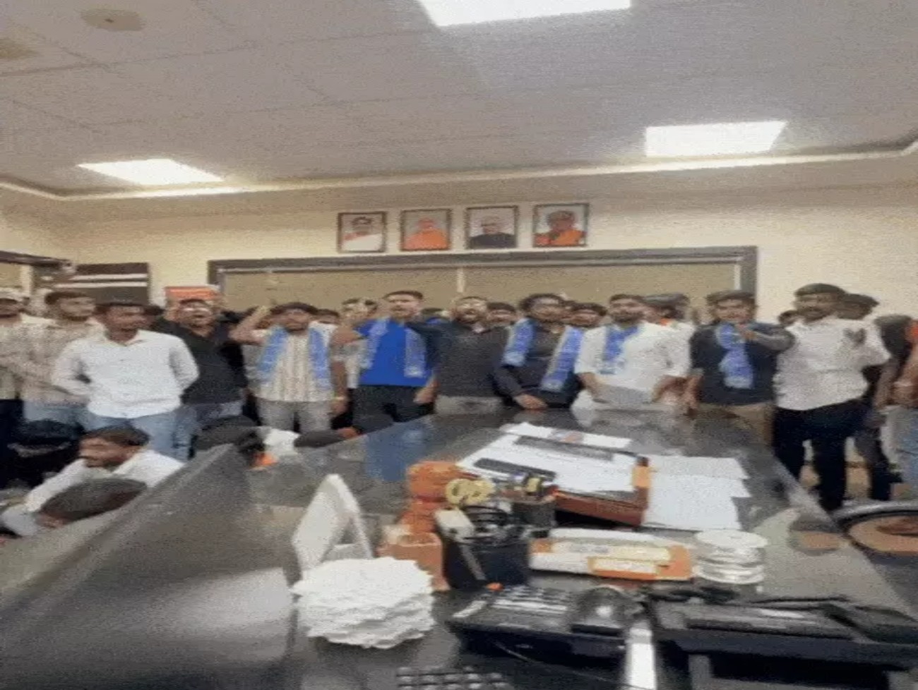 VC તુમ એક કામ કરો, સાડી પહેરી રાજ કરો':સૌરાષ્ટ્ર યુનિ.માં કુલપતિની ચેમ્બરમાં NSUI-ABVP વચ્ચે ઘર્ષણ