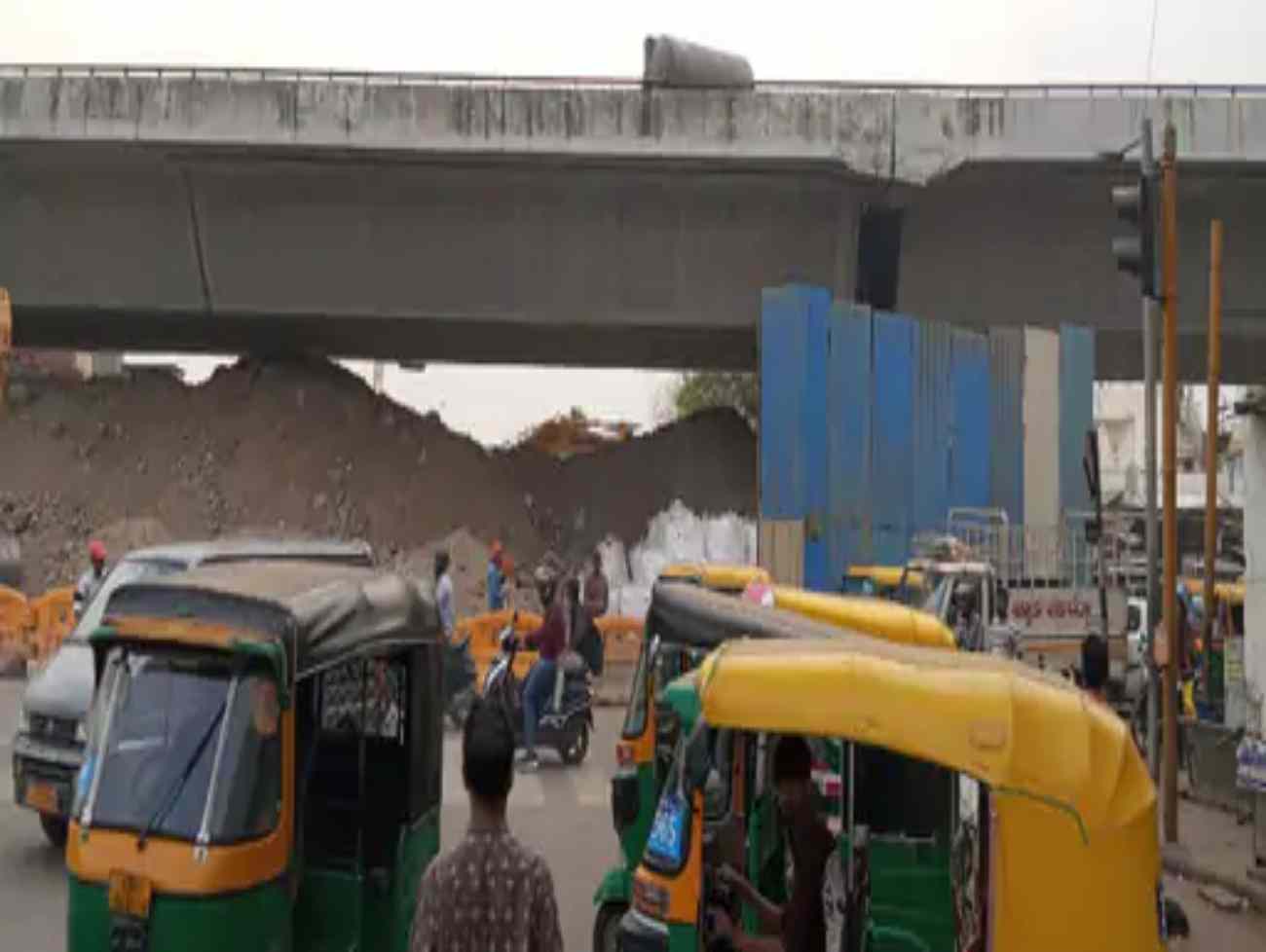 હાટકેશ્વર બ્રિજ તોડવા ટ્રાફિક ડાયવર્ઝન:છેલ્લા સ્પાન તોડવા માટે ટ્રાફિક ડાયવર્ઝન આપવામાં આવ્યું