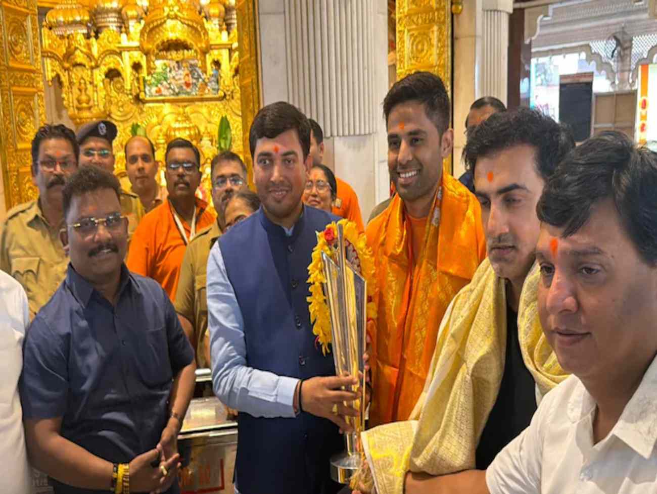 'ગુરુ' ગંભીર અને કેપ્ટન સૂર્યા T20 વર્લ્ડ કપની ટ્રોફી સાથે સિદ્ધિવિનાયક મંદિર પહોંચ્યા.