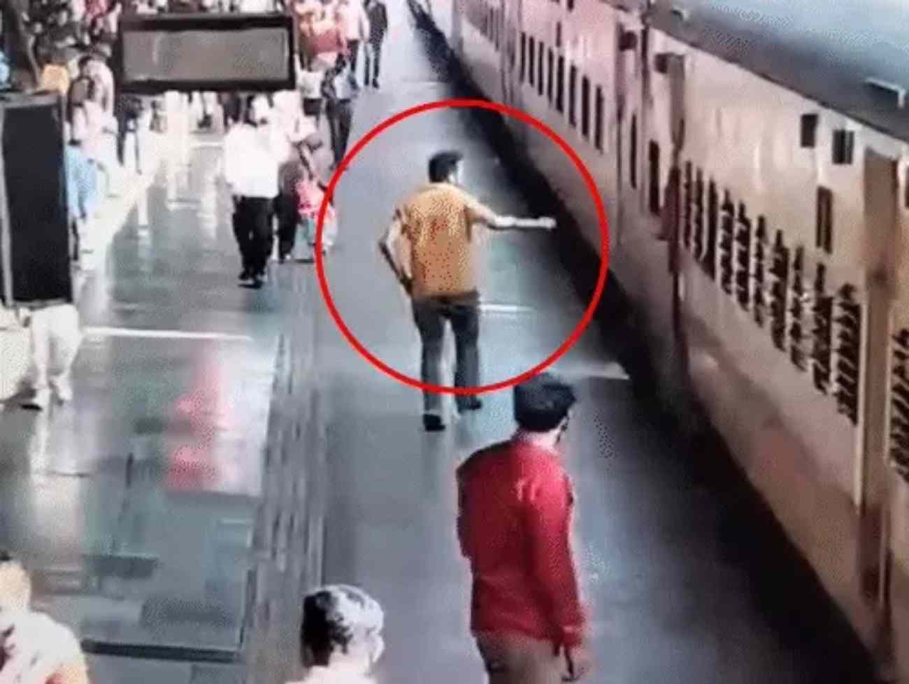 સુરત રેલવે સ્ટેશન પર ચાલુ ટ્રેનમાં ચડવા જતાં મુસાફર પાટામાં ઘૂસી ગયો,