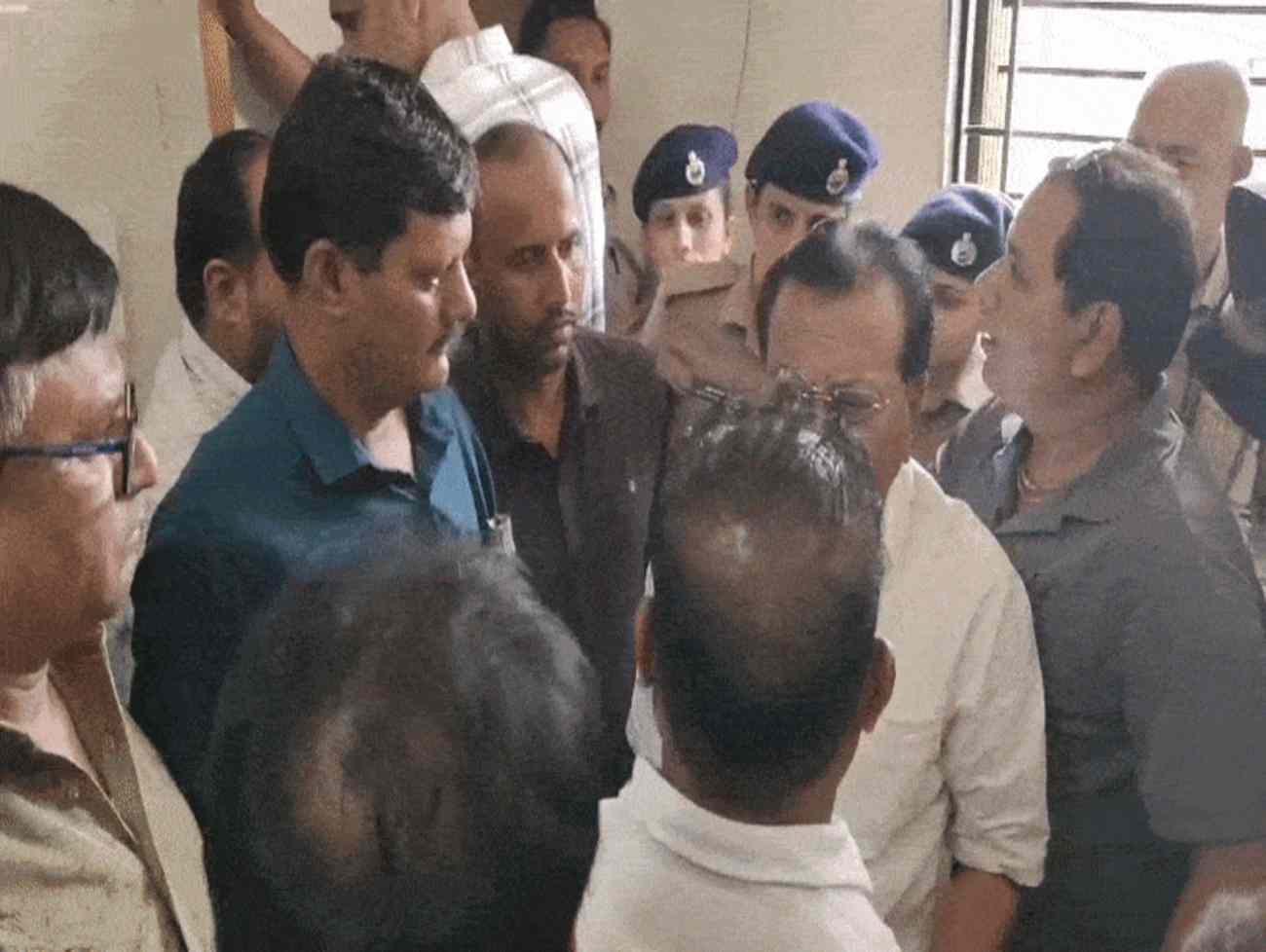 વડોદરા સ્થાનિક ચૂંટણીમાં મોટો ખેલ, બે દિવસથી ગુમ કોંગ્રેસી ઉમેદવાર કનુ પ્રજાપતિએ ઉમેદવારી પાછી ખેંચી