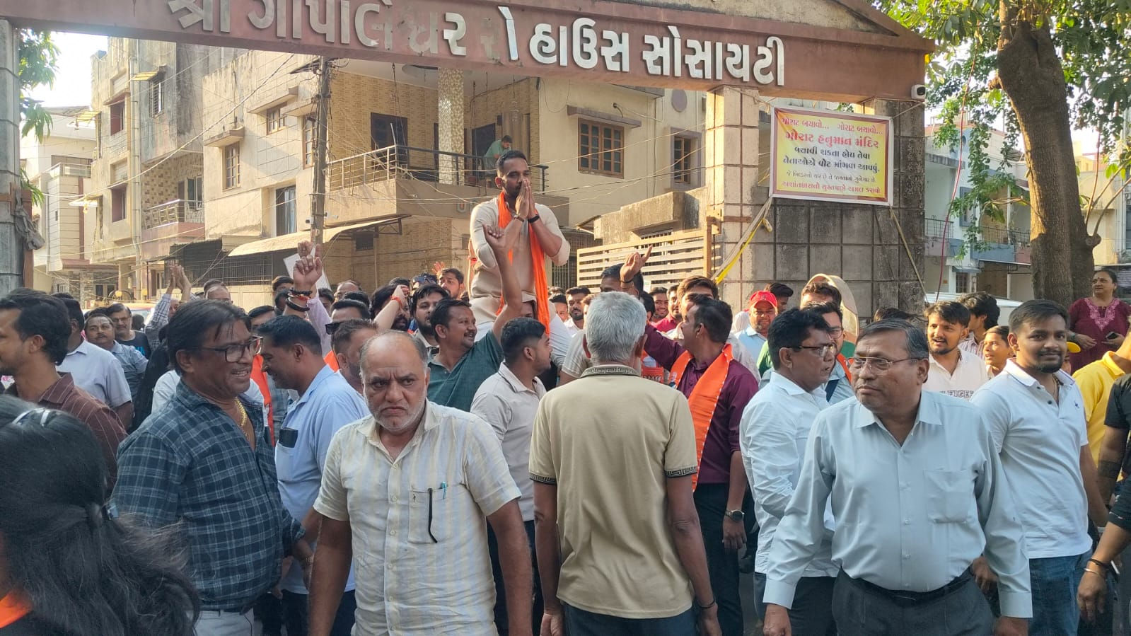 સુરતમાં ભાજપના ગઢ ગણાતા વિસ્તારમાં લોકોએ નેતાઓને ધક્કા મારી કાઢી મૂક્યા, પોલીસ બોલાવવી પડી