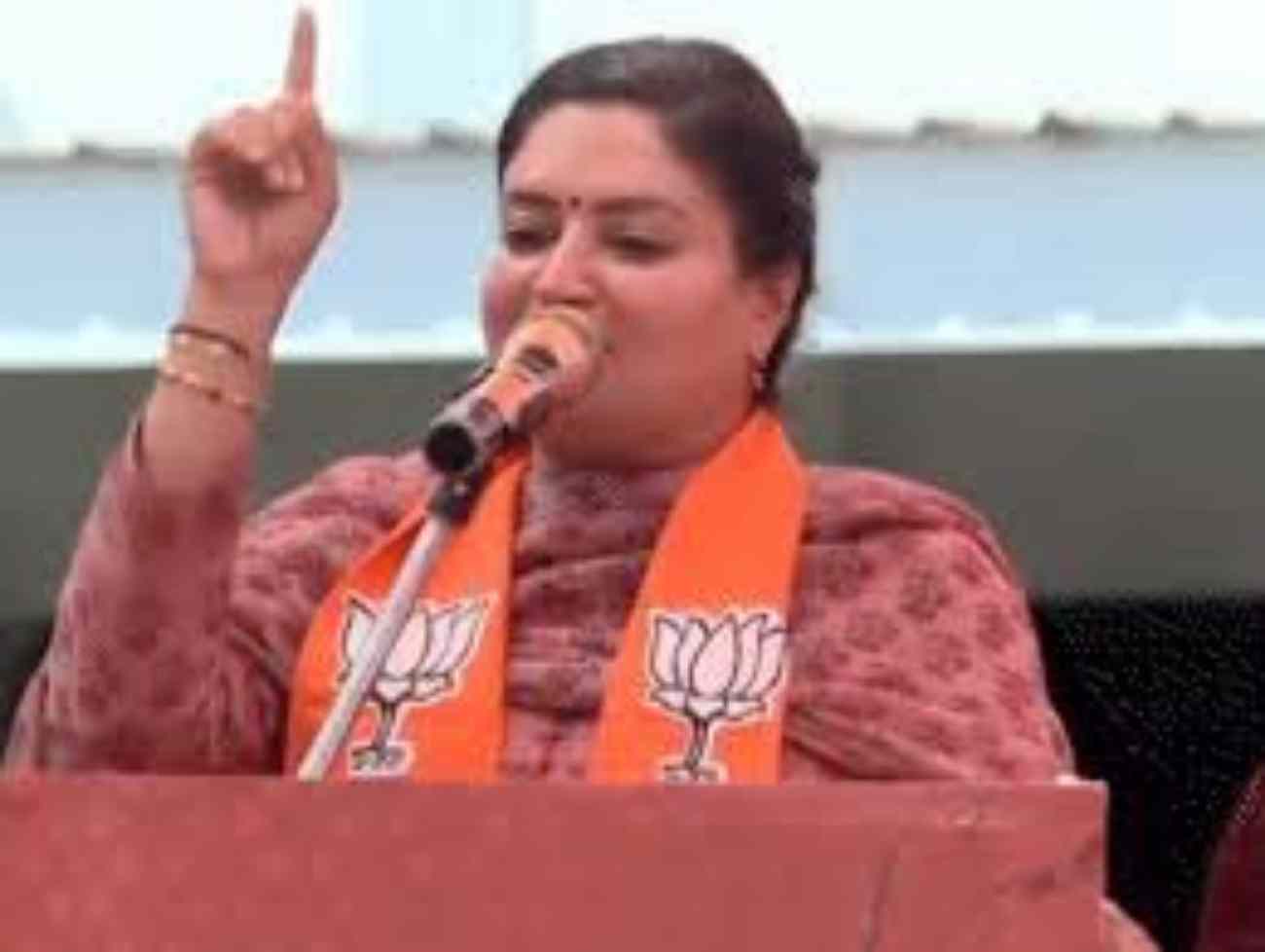 કાકા-ભત્રીજીની જાહેર જીવન છોડવાની ચેલેન્જ:પૂનમ માડમ- 'કોંગ્રેસનો એક કાર્યકર એના નેતા જોડે ફોટો પડાવી બતાવે