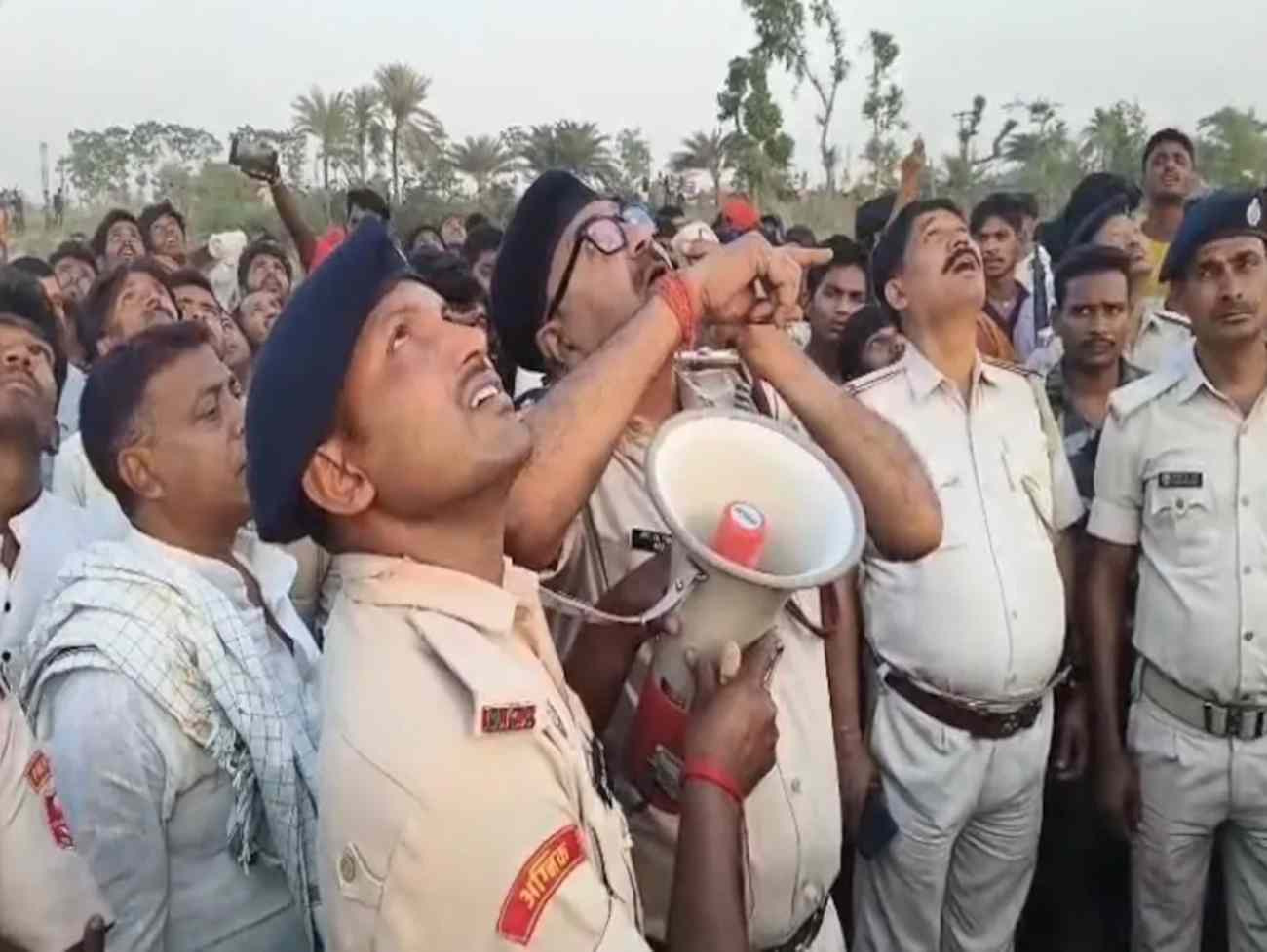 ગજબ છે ને બાકી.. પ્રેમી સાથે લગ્ન કરવાના આગ્રહમાં, તે છોકરી શોલેની વીરુ બની, ૧૦૦ પોલીસકર્મીઓ બચાવ કામગીરીમાં જોડાયા.