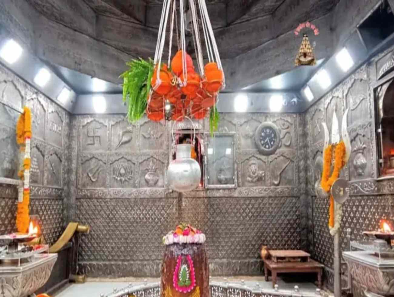 ઉજ્જૈનના મહાકાલેશ્વર મંદિરમાં 11 પવિત્ર નદીઓના નામવાળા કળશ શિવલિંગ સાથે બાંધવામાં આવ્યા