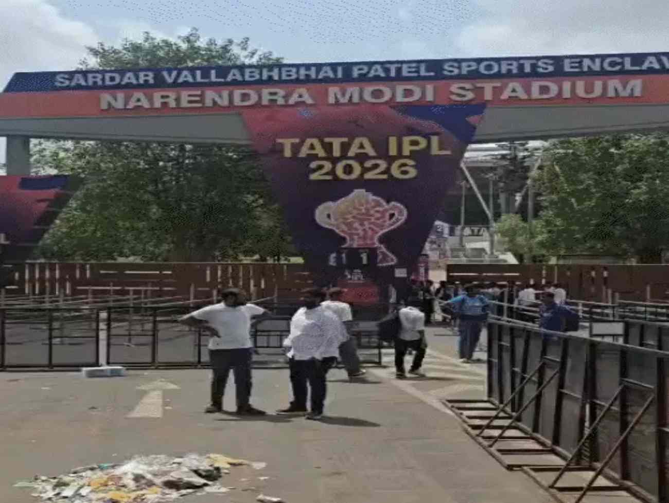 IPL ફાઈનલની 1.5 કલાકમાં 45 હજાર ટિકિટ વેચાઈ:અમદાવાદમાં મોદી સ્ટેડિયમ બહાર બેરિકેડિંગ લગાવાયાં