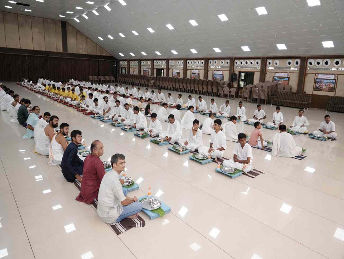 વડતાલધામમાં અધિકમાસની સમાપ્તિએ કેસર અભિષેક, ૩ હજાર કિલોનો છપ્પન ભોગ , માસિક યજ્ઞ પૂર્ણાહુતિ અને બ્રહ્મચોર્યાસી યોજાઈ