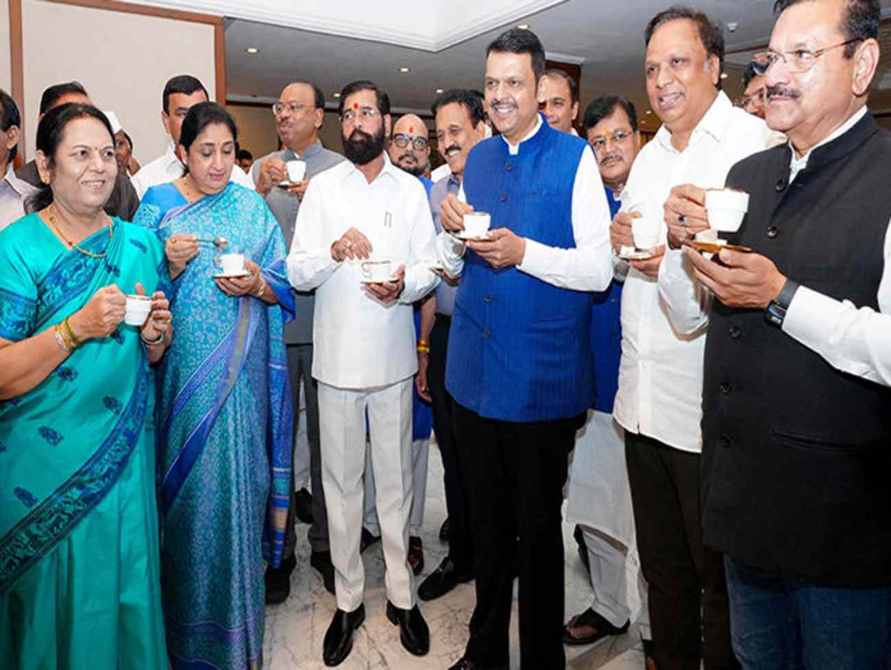6 સાંસદો બાદ 14 ધારાસભ્યો શિંદે સેનામાં જોડાવા તૈયાર, ઉદ્ધવની શિવસેનામાં હડકંપ, ઈમરજન્સી બેઠક