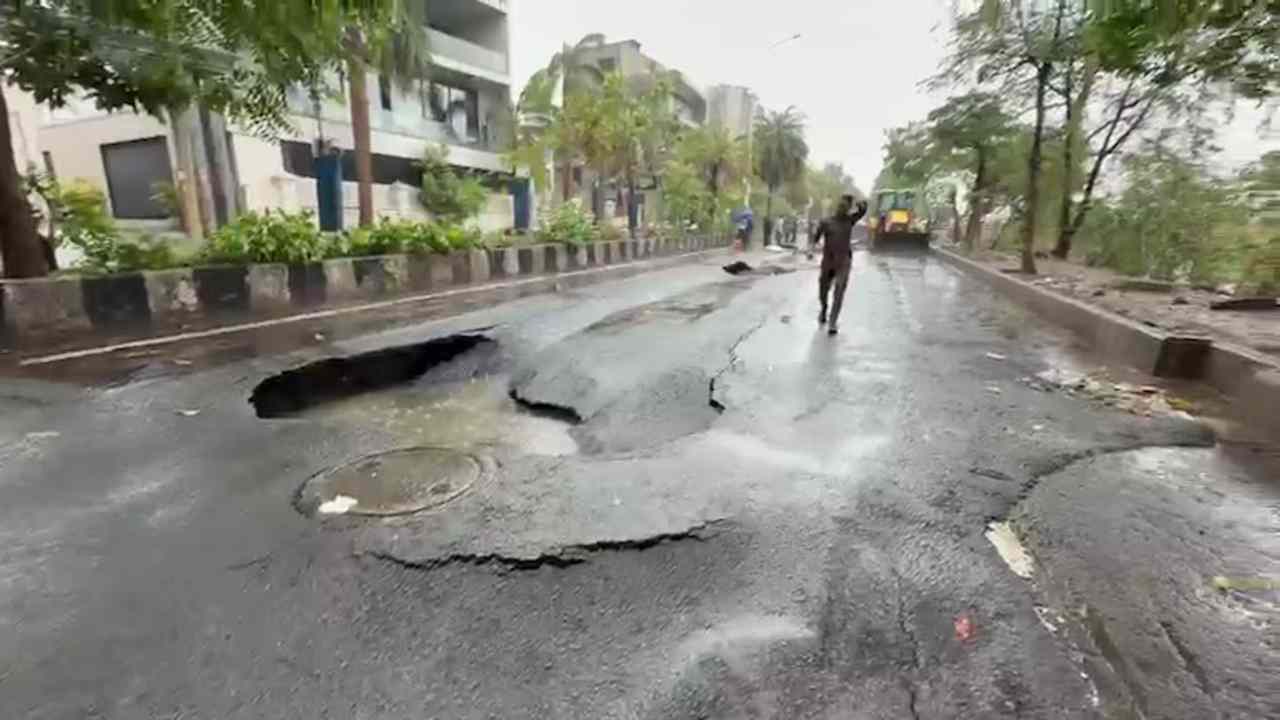 Surat : મોટા વરાછામાં પ્રથમ વરસાદમાં જ 400 મીટરનો રસ્તો બેસી ગયો