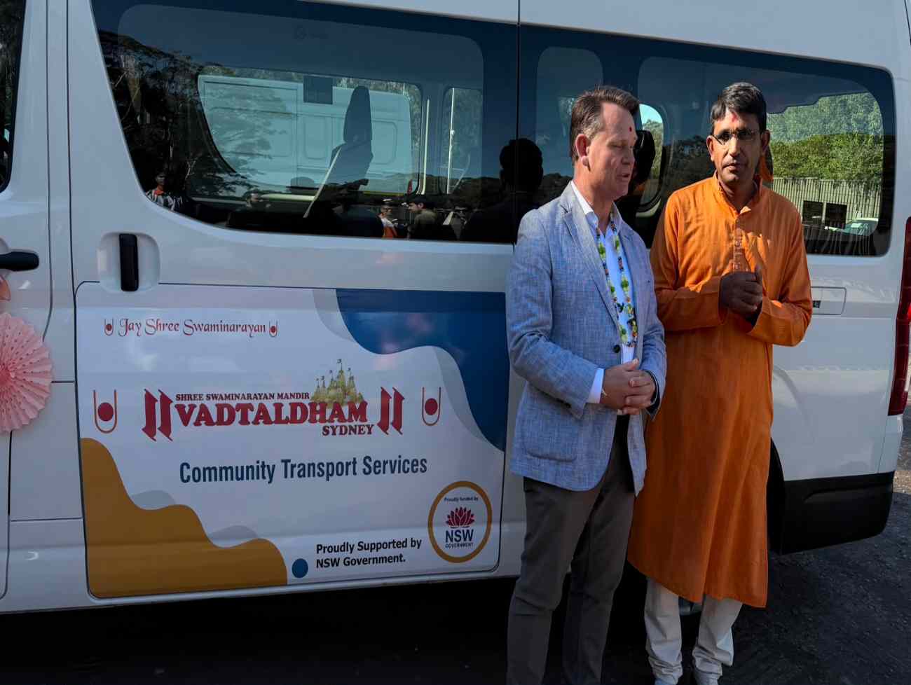 ઓસ્ટ્રેલિયન ધારાસભ્ય વોરેન કીર્બીએ વડતાલધામ સીડનીને એક લાખ ડોલરની કોમ્યુનિટી વાન અર્પણ કરી