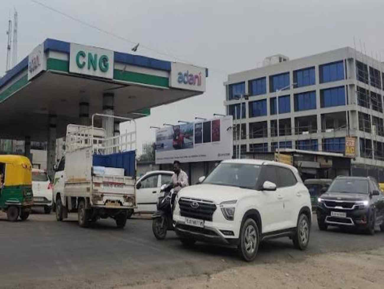 મોંઘવારીનો મોટો ઝટકો, CNGના ભાવ પ્રતિ કિલો 90ને પાર, અદાણી ગેસ પંપે કર્યો વધાર્યો
