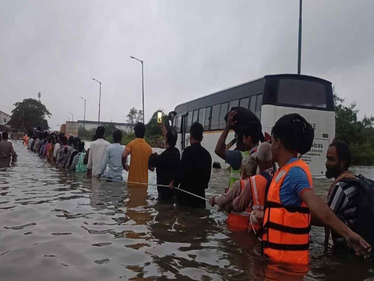 બગોદરા–ધંધુકા રોડ પર ધીંગડા પાસે પાણી ભરાતાં અકસ્માતનો ભય,