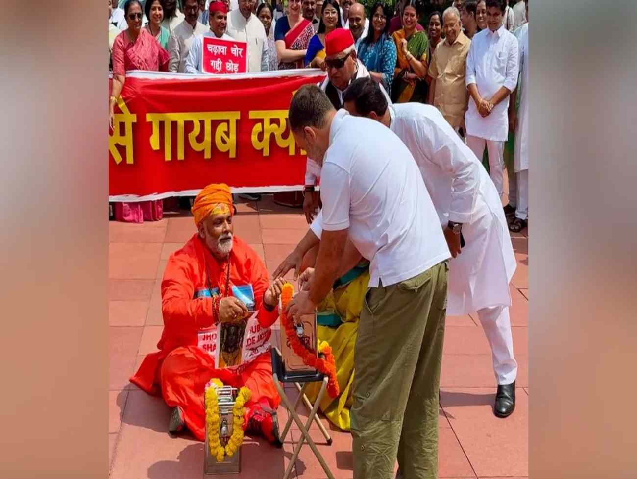 સંસદની બહાર વિપક્ષે એક અનોખો વિરોધ પ્રદર્શન કર્યો.