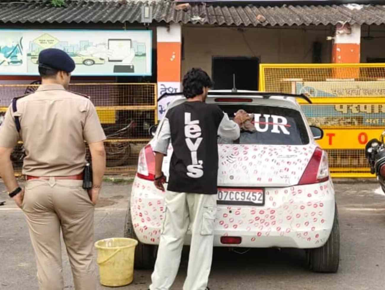 VIRAL NEWS - ગર્લ ફ્રેન્ડે ગાડીમાં 3400 વાર કીસ કરી અને પછી પોલીસે દંડ વસુલી કરાવી સાફ કરાવી ગાડી