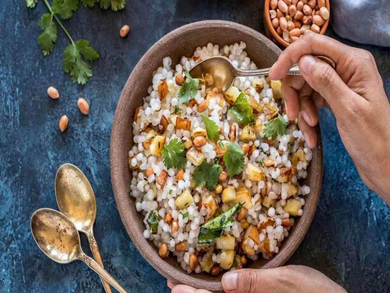 શું સાબુદાણા ખાવા હેલ્થી છે જાણો કેટલી કેલેરી હોય, ન્યુટ્રિશન વેલ્યુ, બ્લડ શુગર અને વજનમાં કેવી અસર કરે છે.