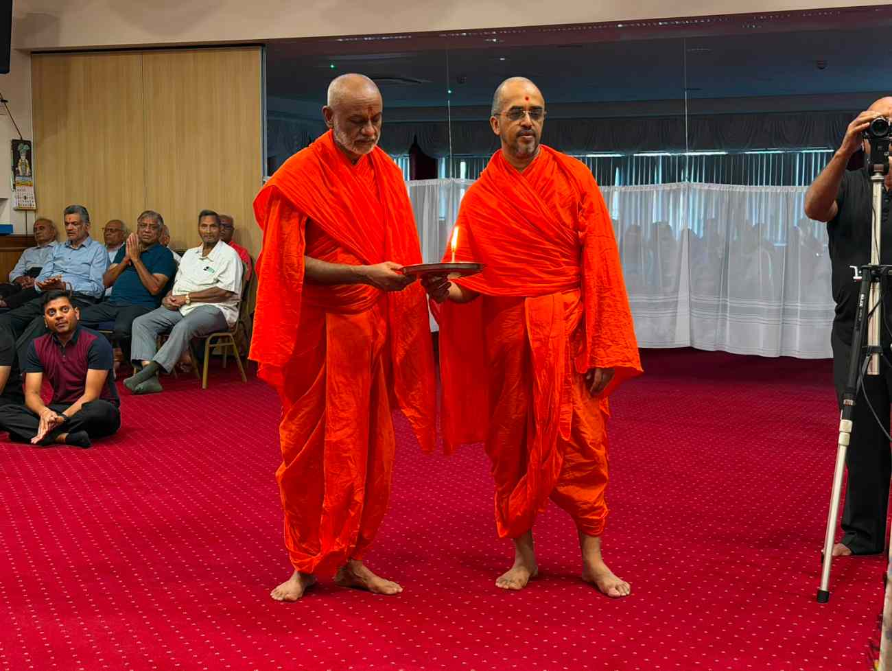 લંડનના શ્રી સ્વામિનારાયણ કુમકુમ મંદિરે રાષ્ટ્રીય પક્ષી 'મોર'ની દિવ્ય થીમ પર ભવ્ય હિંડોળા ઉત્સવ યોજાયો.