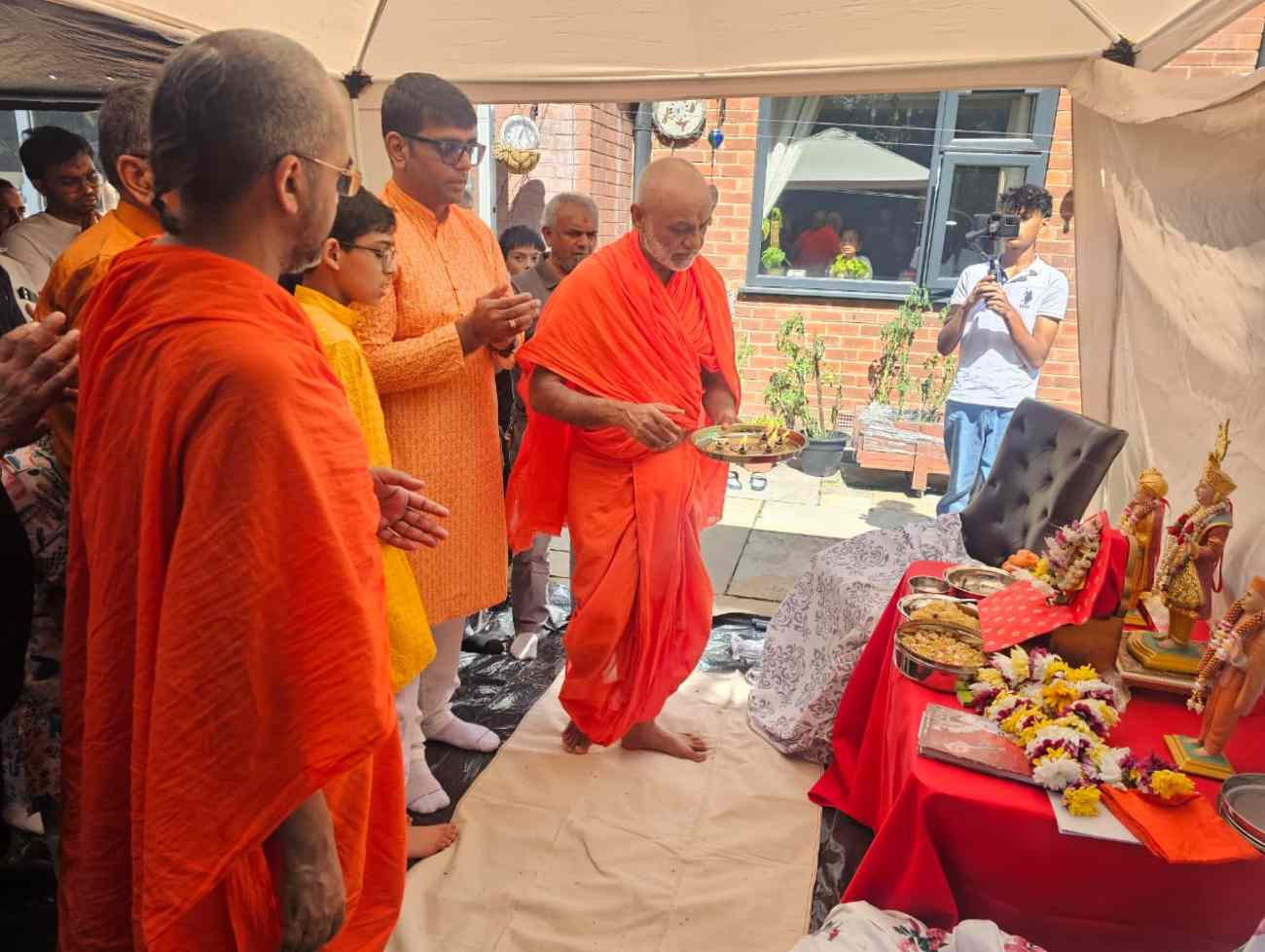 કુમકુમ મંદિરના સંતો દ્વારા ઇંગ્લેન્ડના સૌથી મોટા તળાવ 'લેક ડિસ્ટ્રિક્ટ' (વિન્ડરમેર) ખાતે સત્સંગ સભા અને નૌકા વિહાર કરવામાં આવ્યો