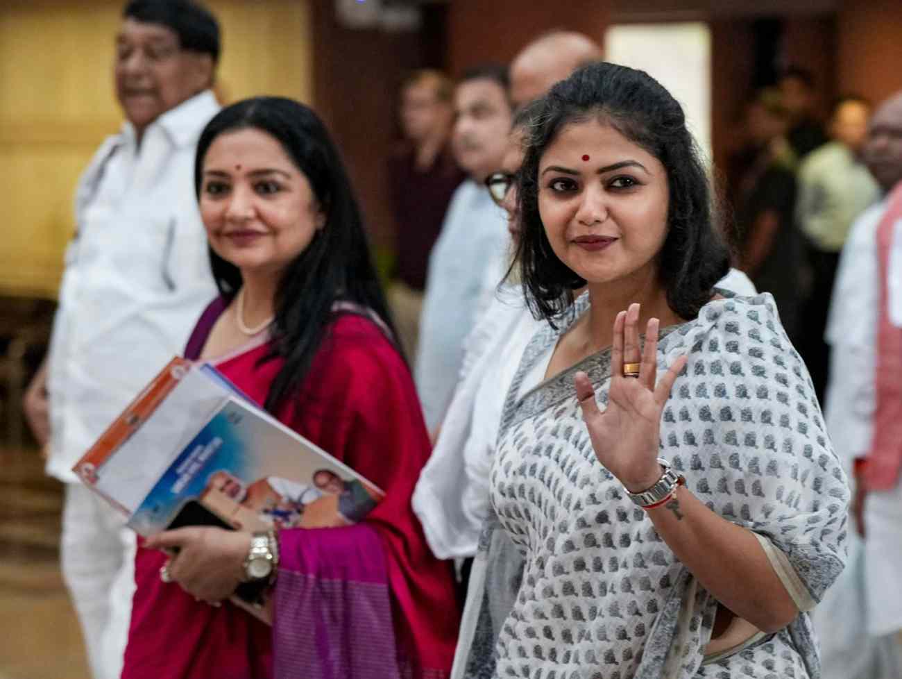 એક સમયે ભાજપ સામે તીખા શબ્દો પ્રયોગ કરનારી સયાની ઘોષના બદલાય તેવર કહ્યું કે, અમિત શાહ તો કોઇના સવાલોથી નથી ભાગતા એ તો....