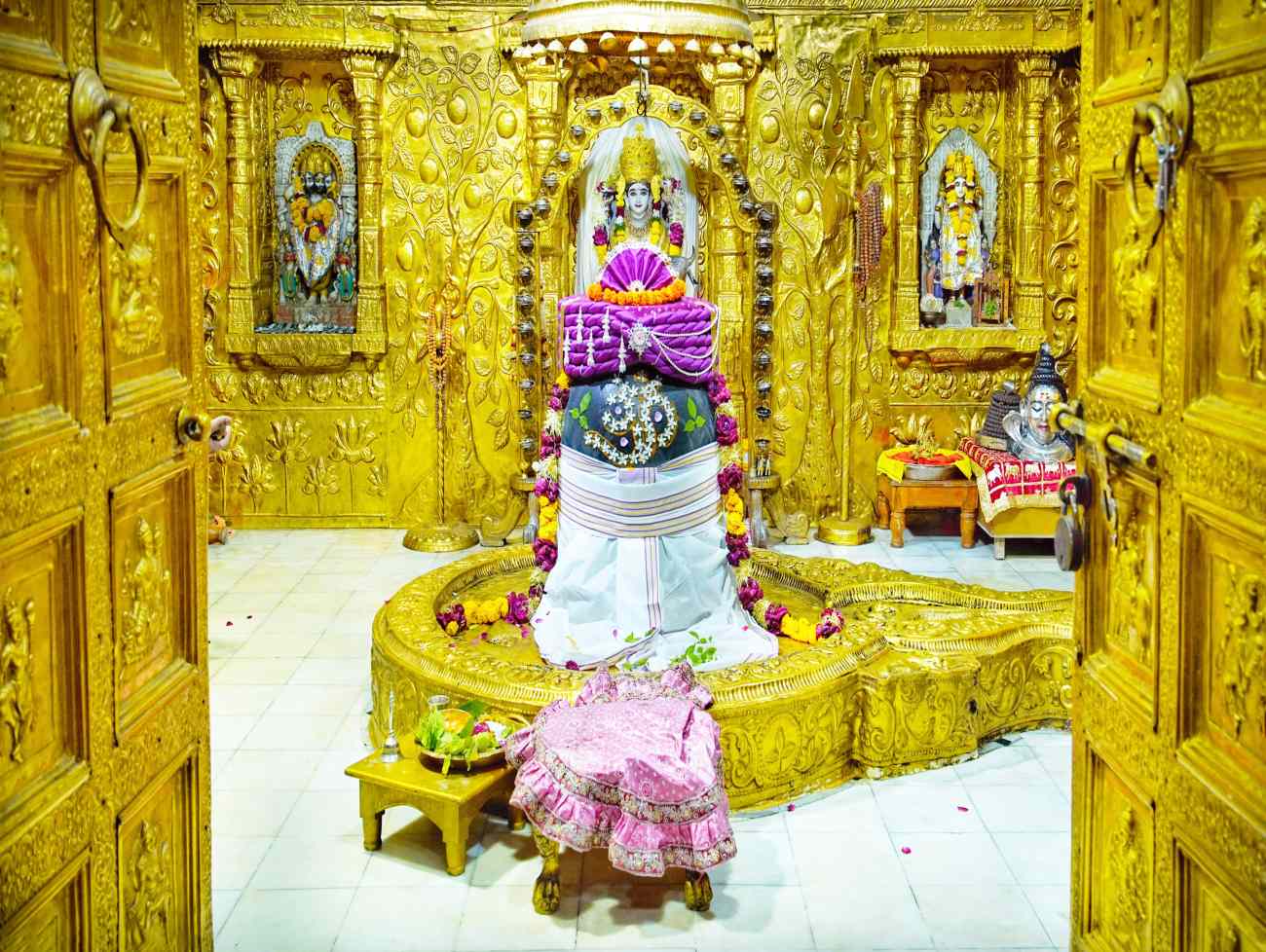શ્રાવણના પ્રથમ દિવસે શિવાલયોમાં ભક્તોનું ઘોડાપૂર:સોમનાથમાં શિવ મહોત્સવનો પ્રારંભ, ‘હર હર ભોલે’ના નાદથી ગુંજયું પ્રથમ જ્યોતિર્લિંગ ધામ