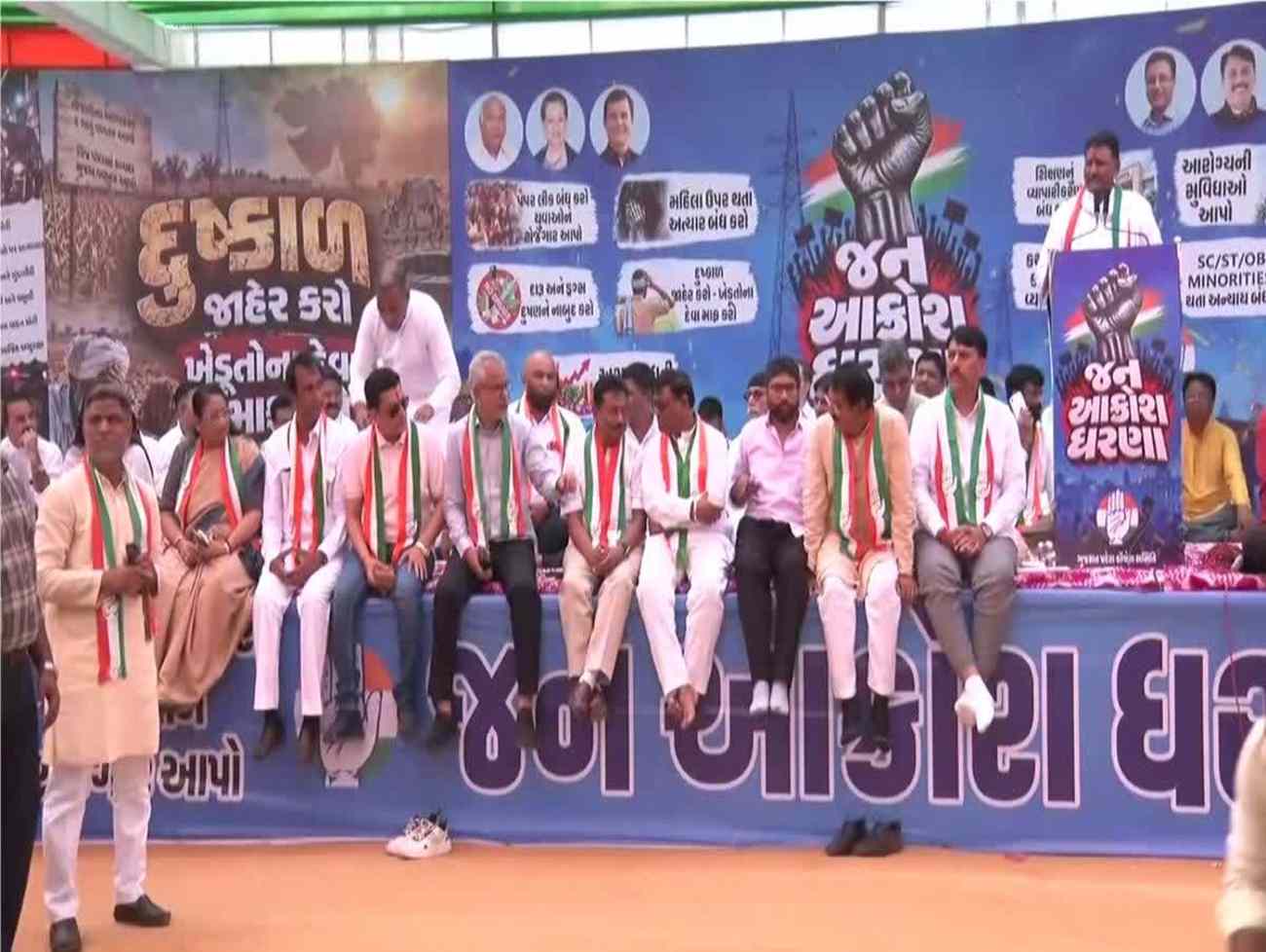 ગાંધીનગર: વિધાનસભાના ચોમાસું સત્ર વચ્ચે કોંગ્રેસનો હલ્લાબોલ, જન આક્રોશ ધરણા યોજી વિવિધ પ્રશ્ને સરકારને ઘેરી