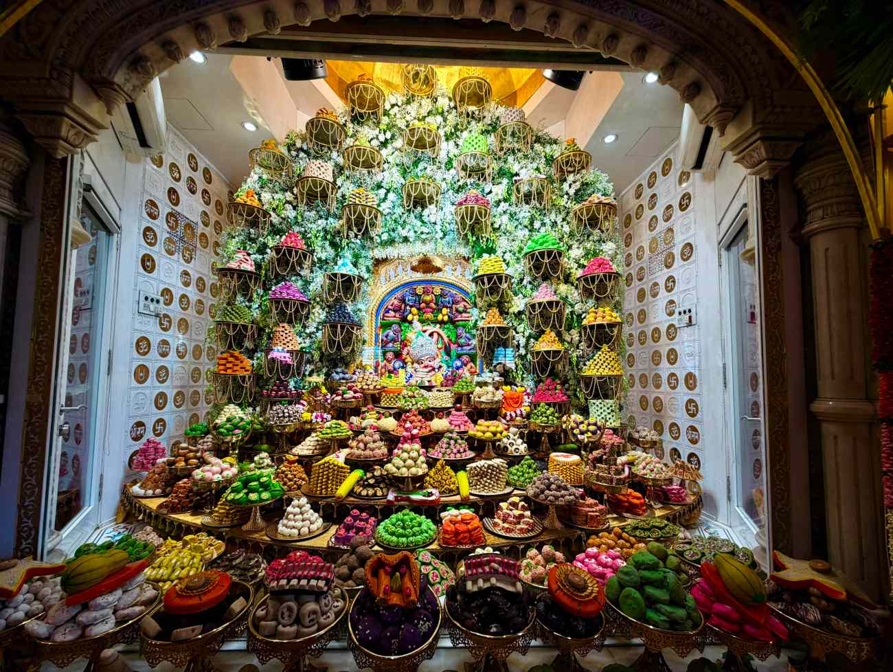 શ્રાવણ માસના છેલ્લા શનિવારે શ્રીકષ્ટભંજનદેવ હનુમાનજી દાદાને  '૧૦૦૮ મીઠાઈ એવં વાનગીઓનો ભવ્ય મહાઅન્નકૂટ' ધરાવાયો