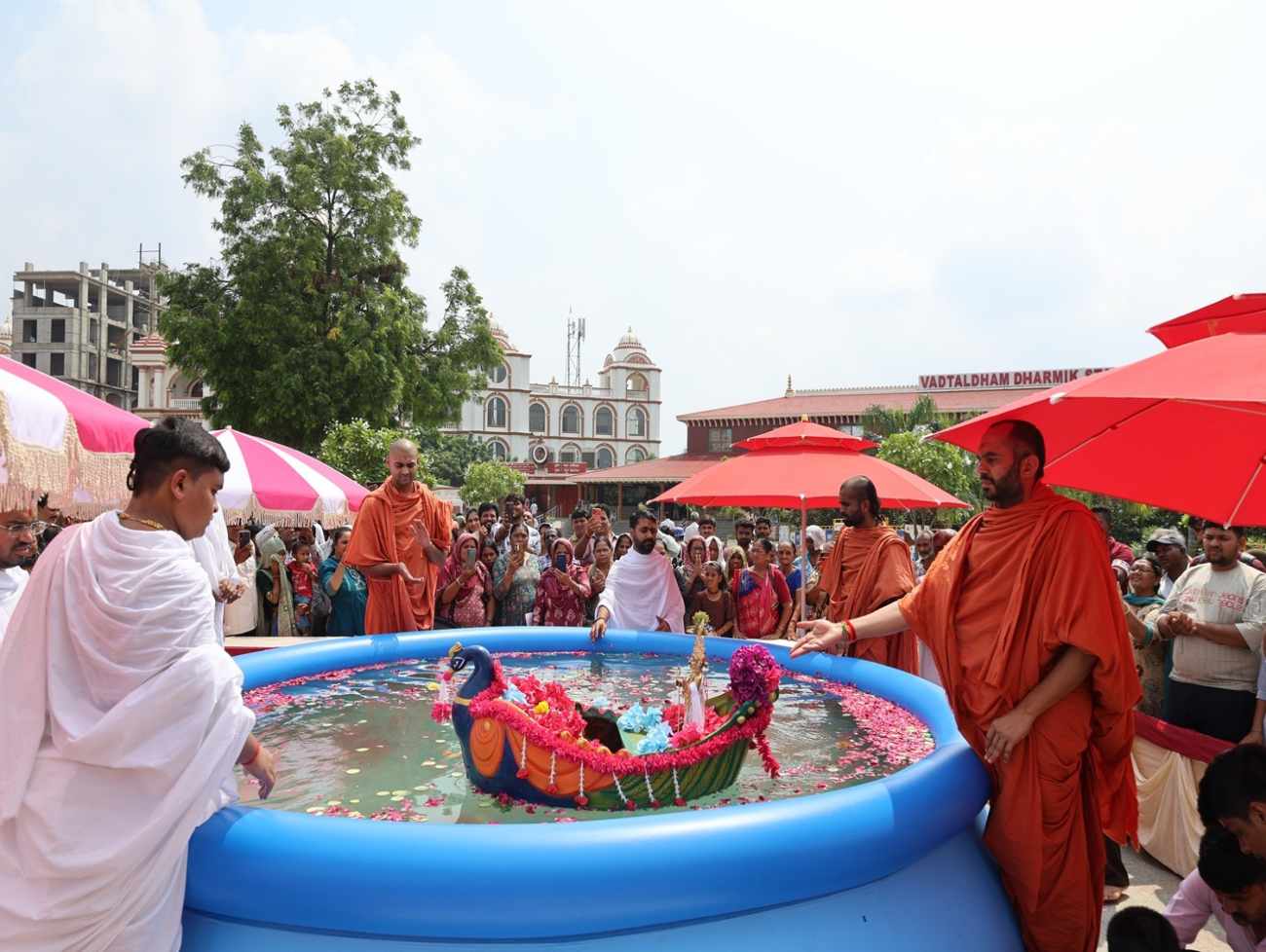 શ્રીકષ્ટભંજનદેવ હનુમાનજી મંદિર ખાતે  જલઝીલણી એકાદશીની ઉજવણી કરાઈ