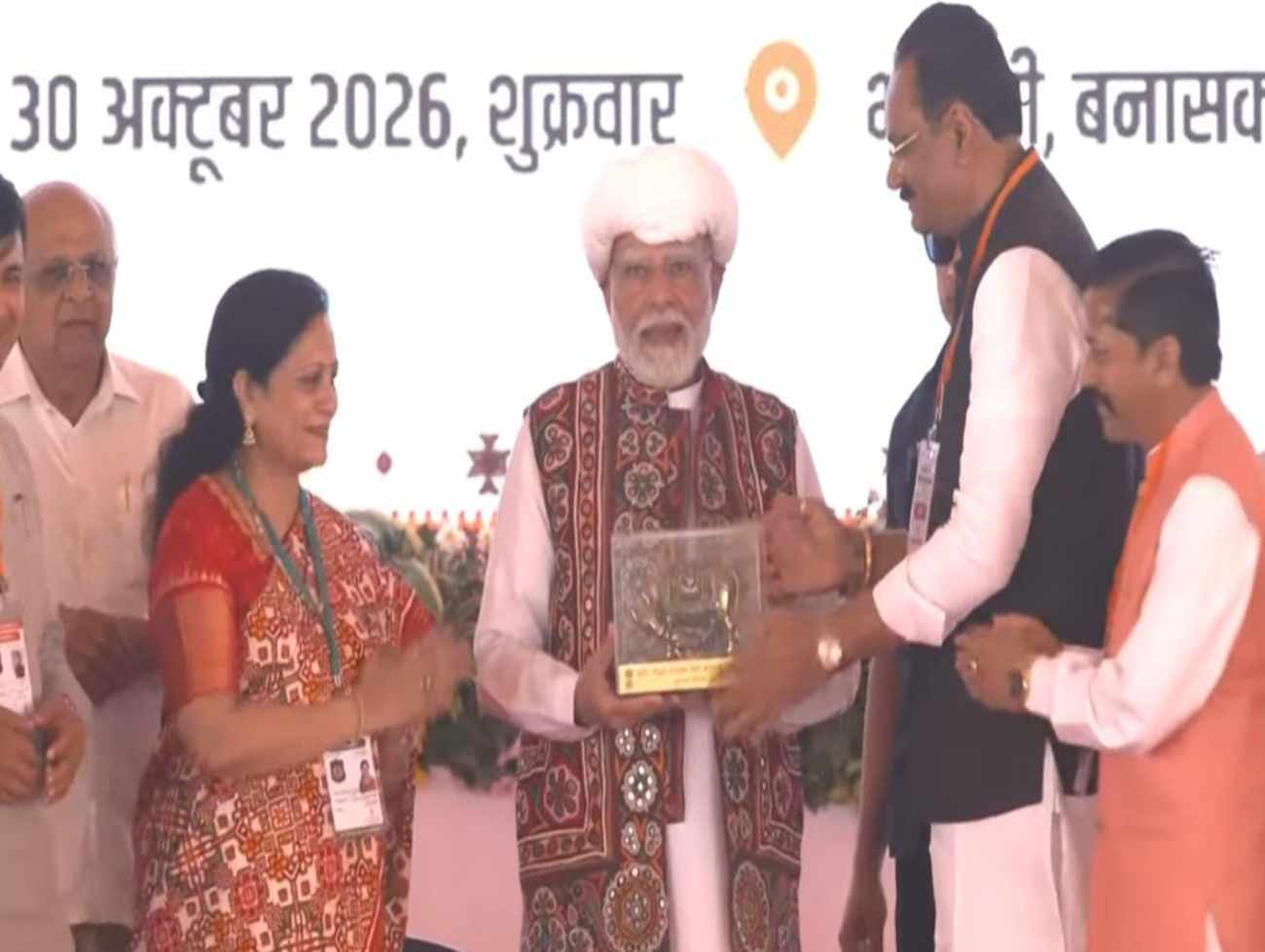 બનાસકાંઠામાં પીએમ મોદીએ રાહુલને ટોણો માર્યો-બનાસકાંઠાના લોકો આલુમાંથી સોનુ બનાવે છે,