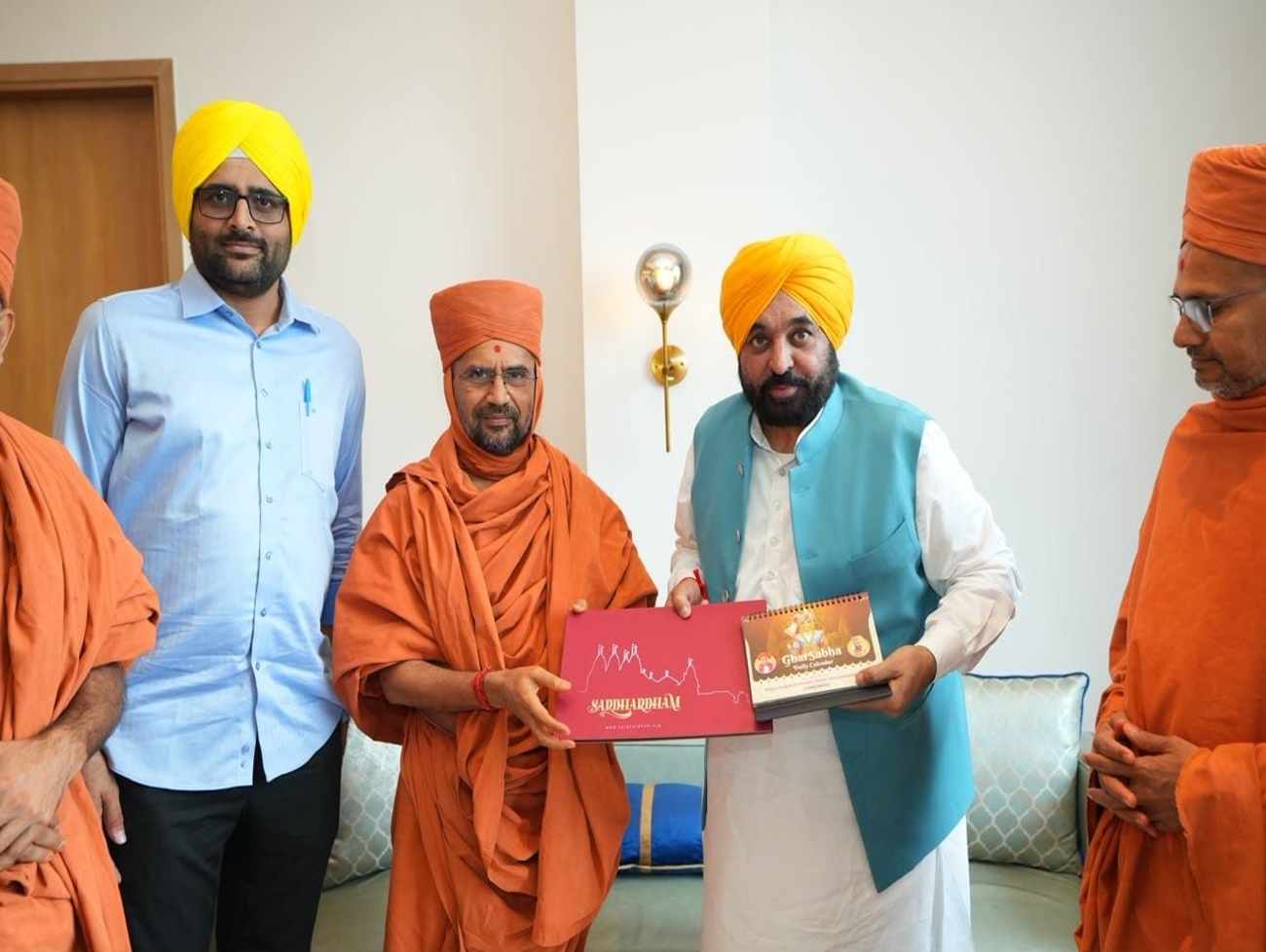 સરધાર સ્વામિનારાયણ મંદિરના સંતોએ પંજાબના CM ભગવંત માન સાથે બેઠક કરી