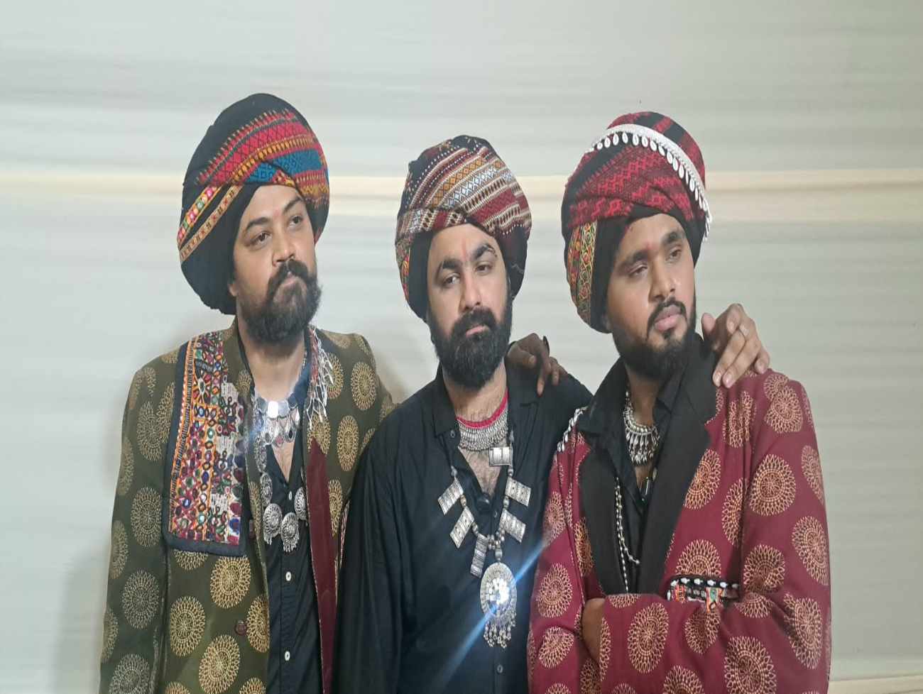 અઘોરી મ્યુઝિકના ‘વાગે વાગે’ અને ‘ઠાકર કરે એ ઠીક’ ગીતો પર ઝૂમ્યા ખેલૈયાઓ, અમદાવાદ સ્વગ્રામ ગરબામાં છઠ્ઠા નોરતે ખેલૈયાઓએ બોલાવી રમઝટ