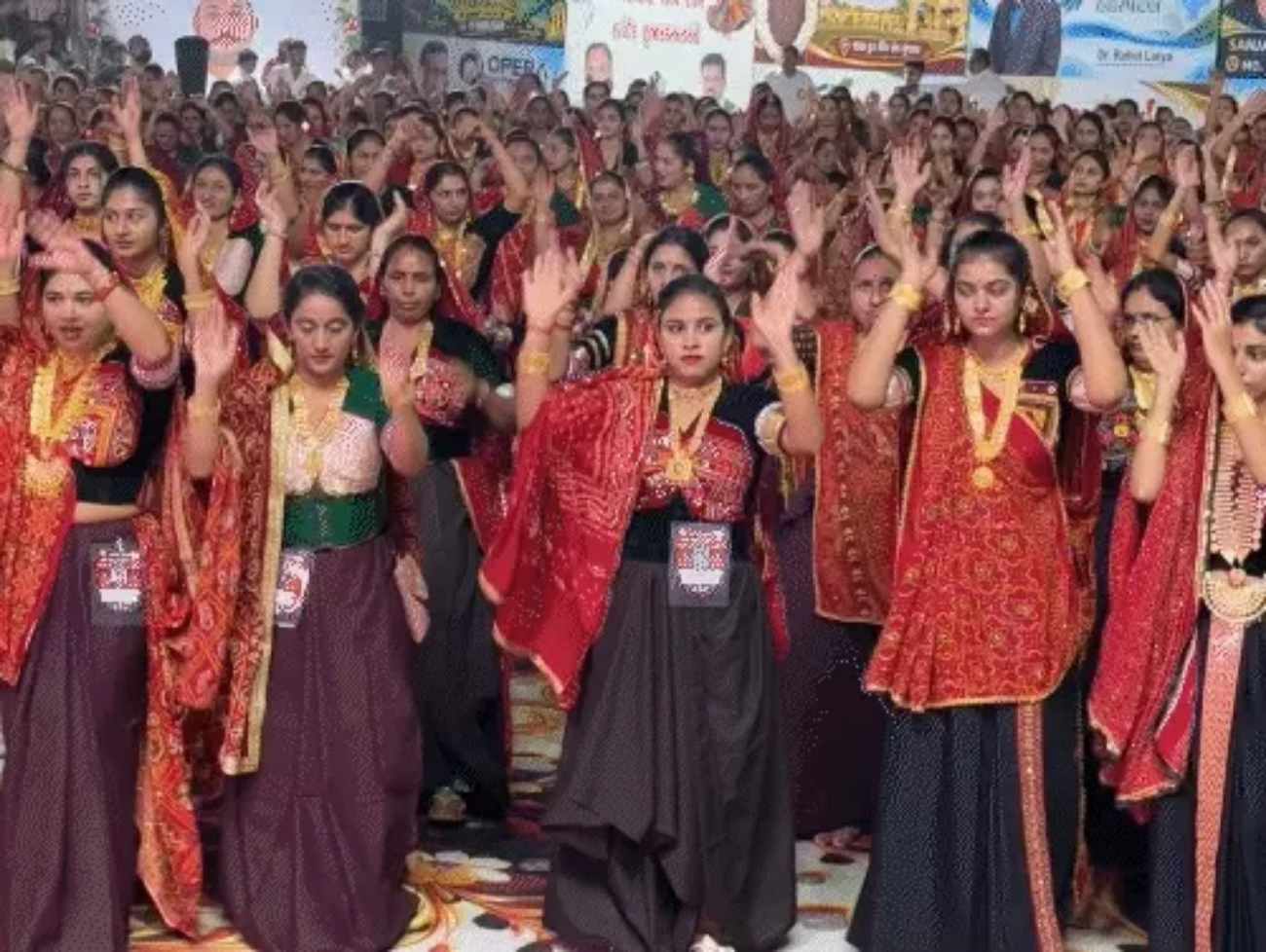15,000 આહીરાણીનો 900 કિલો સોનુ પહેરી 'દિવ્યરાસ':સાક્ષાત ભગવાન કૃષ્ણ સાથે રમતા હોવાનો બહેનોએ કર્યો અહેસાસ