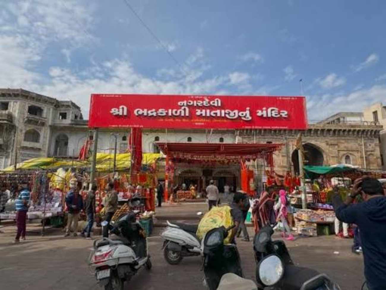 આઠમના નોરતે ભદ્રકાળી મંદિરે 1 કિમી લાંબી લાઈન